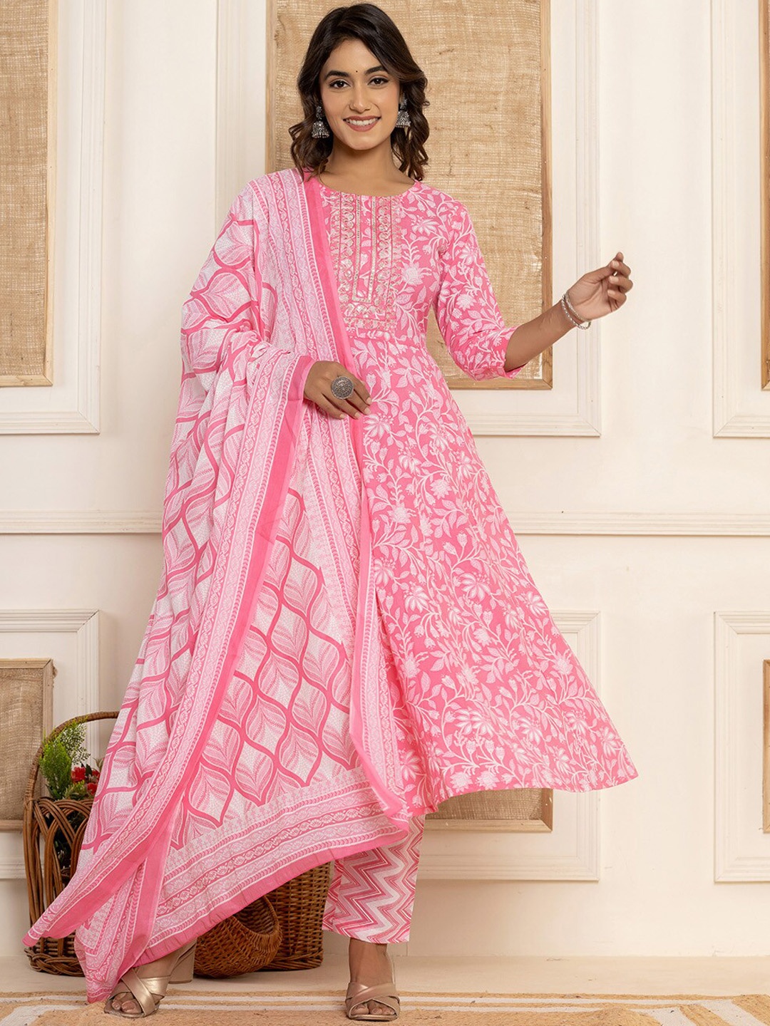 Yufta Women Floral Printed Empire Sequinned Pure Cotton Kurta with Trousers & With Dupatta, Pink
Yufta Women Floral Printed Empire Sequinned Pure Cotton Kurta with Trousers & With Dupatta, Pink