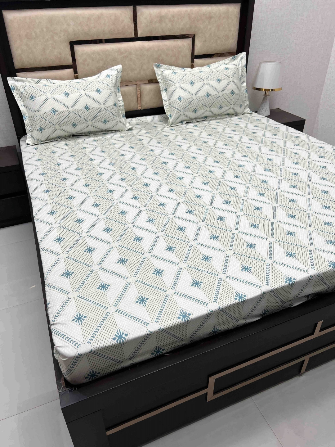 Pure Decor Green & White Geometric 330 TC Queen Bedsheet with 2 Pillow Covers
Pure Decor Green & White Geometric 330 TC Queen Bedsheet with 2 Pillow Covers