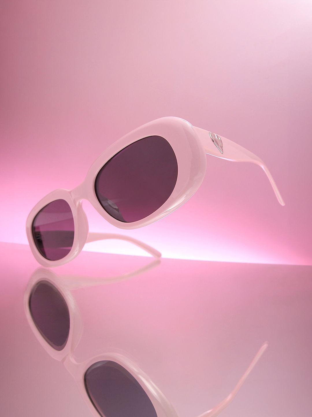 HAUTE SAUCE by Campus Sutra Women Oval Sunglasses with Polarised Lens AW24_HSSG2576, Grey
HAUTE SAUCE by Campus Sutra Women Oval Sunglasses with Polarised Lens AW24_HSSG2576, Grey