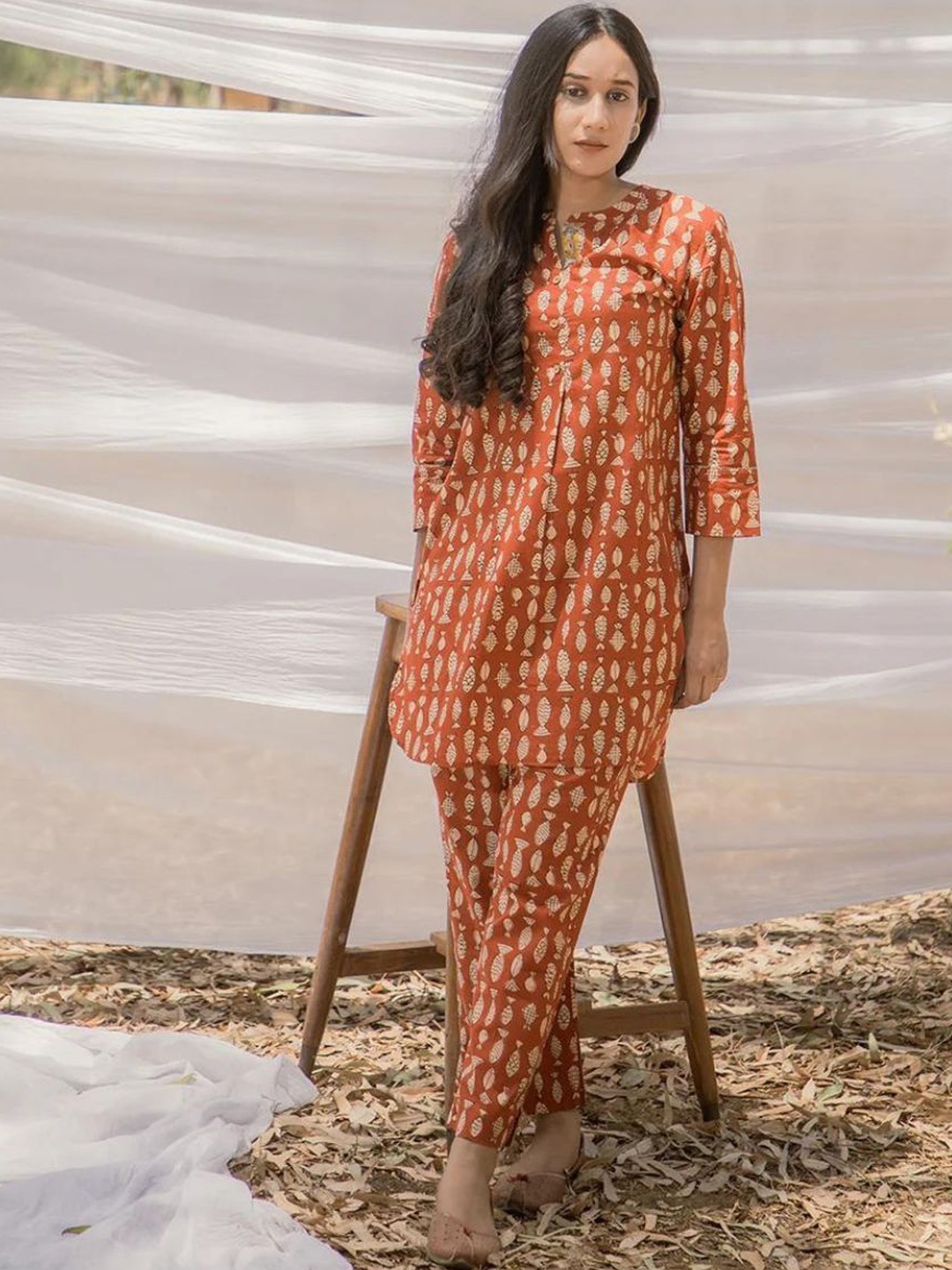 Mera Rang Quirky Printed Mandarin Collar Pure Cotton Straight Kurta with Trousers, Red
Mera Rang Quirky Printed Mandarin Collar Pure Cotton Straight Kurta with Trousers, Red