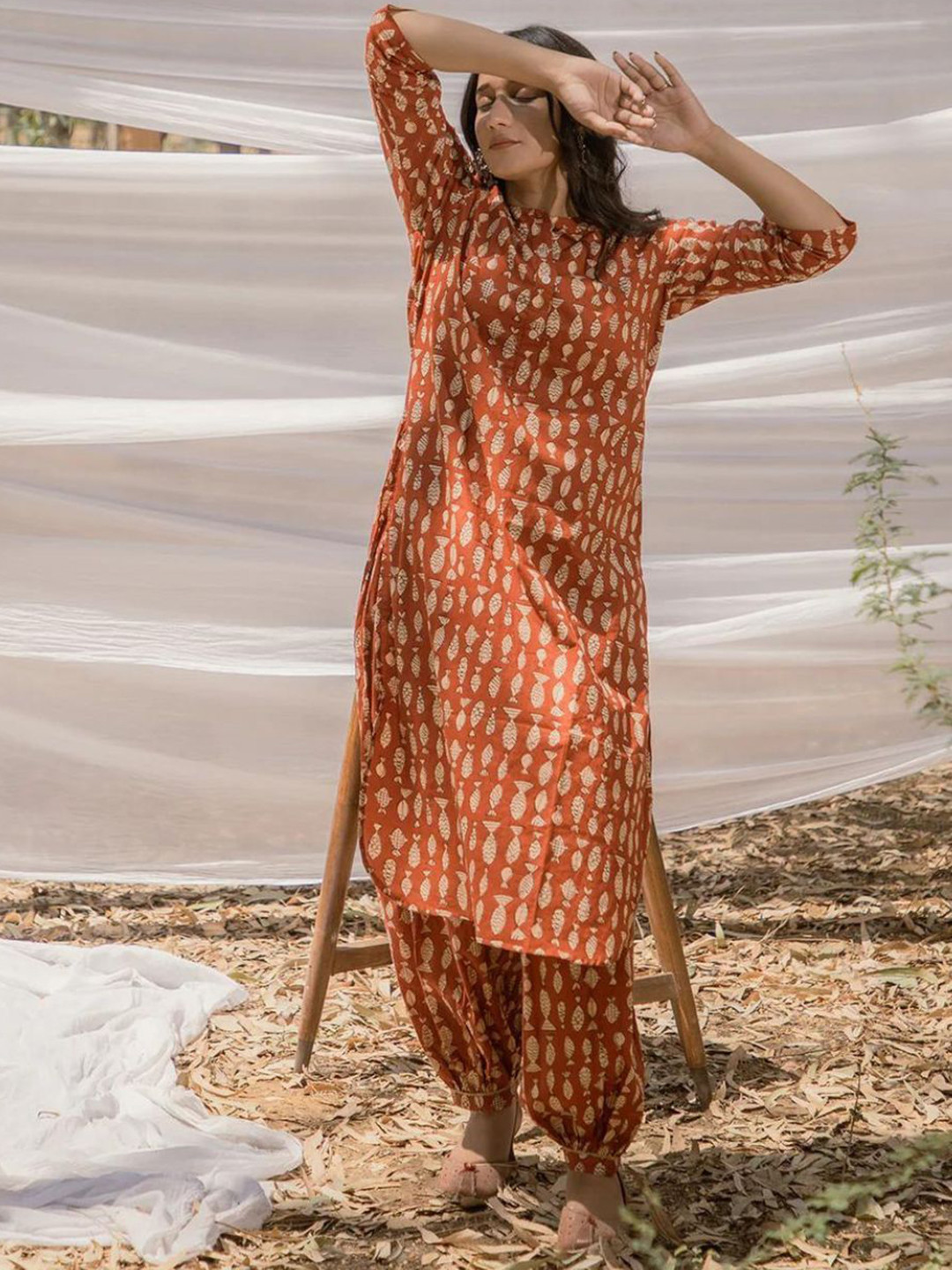 Mera Rang Conversational Printed Regular Pure Cotton Straight Kurta With Harem Pants, Red
Mera Rang Conversational Printed Regular Pure Cotton Straight Kurta With Harem Pants, Red