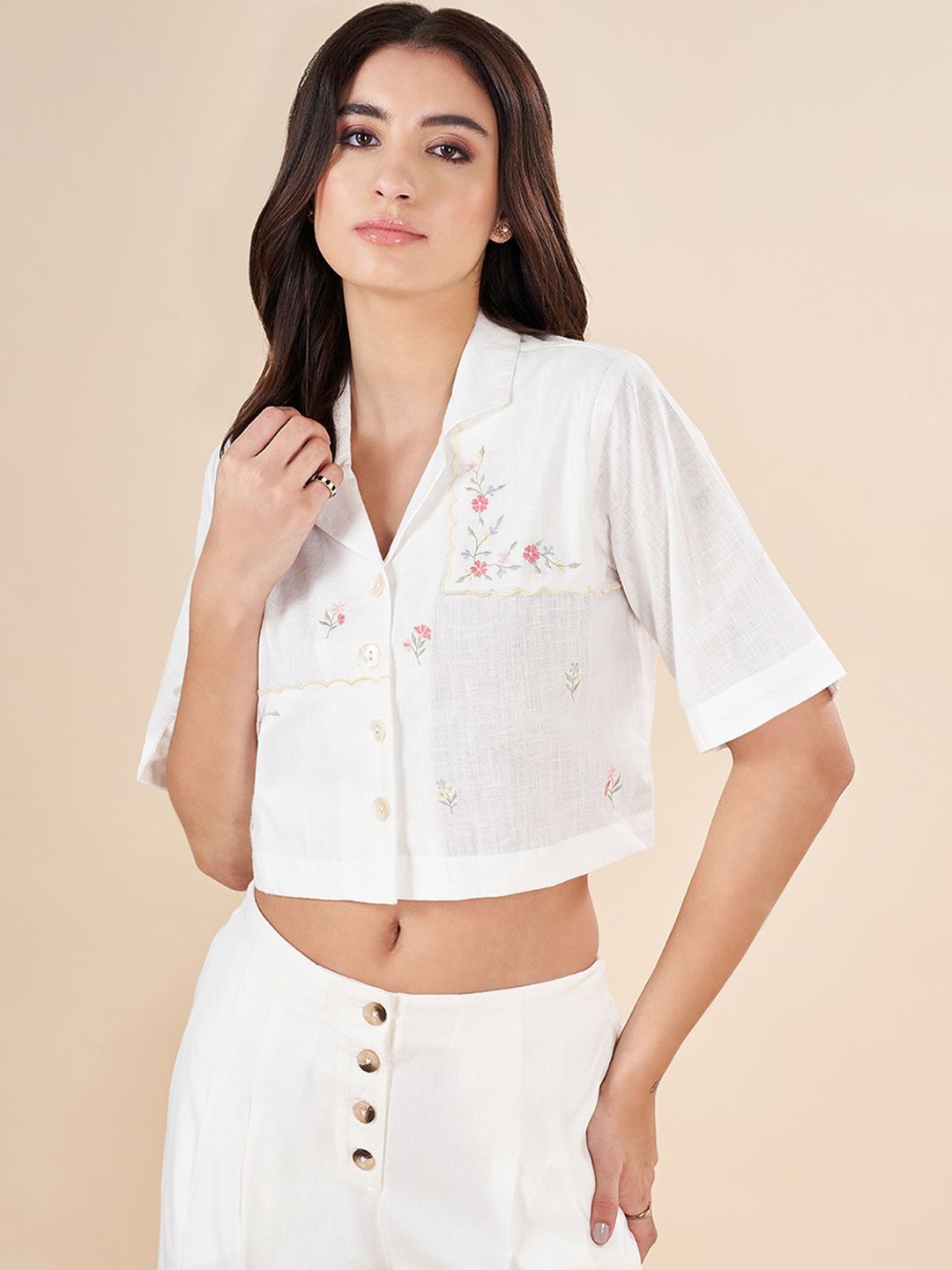 AKKRITI BY PANTALOONS Embroidered Floral Printed Cotton Shirt Style Crop Top, Off white
AKKRITI BY PANTALOONS Embroidered Floral Printed Cotton Shirt Style Crop Top, Off white