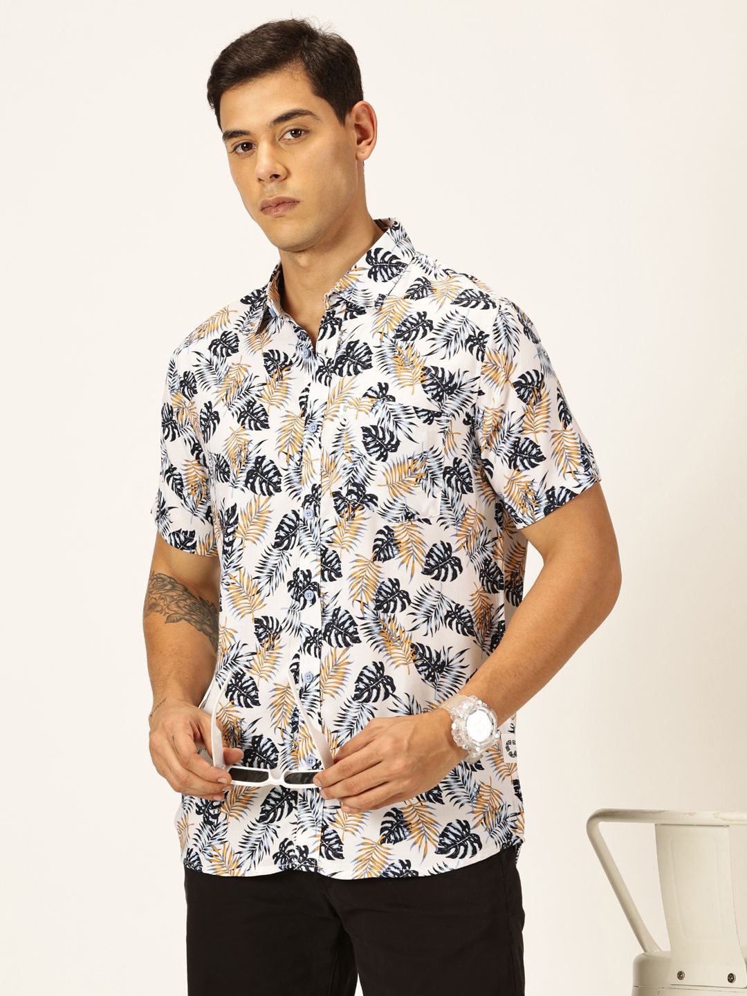 Thomas Scott Spread Collar Short Sleeves Premium Slim Fit Floral Printed Casual Shirt, Navy blue
Thomas Scott Spread Collar Short Sleeves Premium Slim Fit Floral Printed Casual Shirt, Navy blue