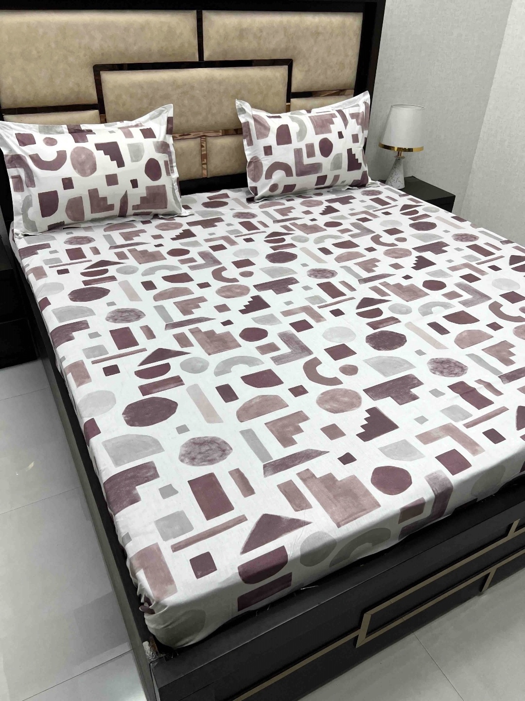Pure Decor Maroon & White Geometric 300 TC Cotton King Bedsheet with 2 Pillow Covers
Pure Decor Maroon & White Geometric 300 TC Cotton King Bedsheet with 2 Pillow Covers