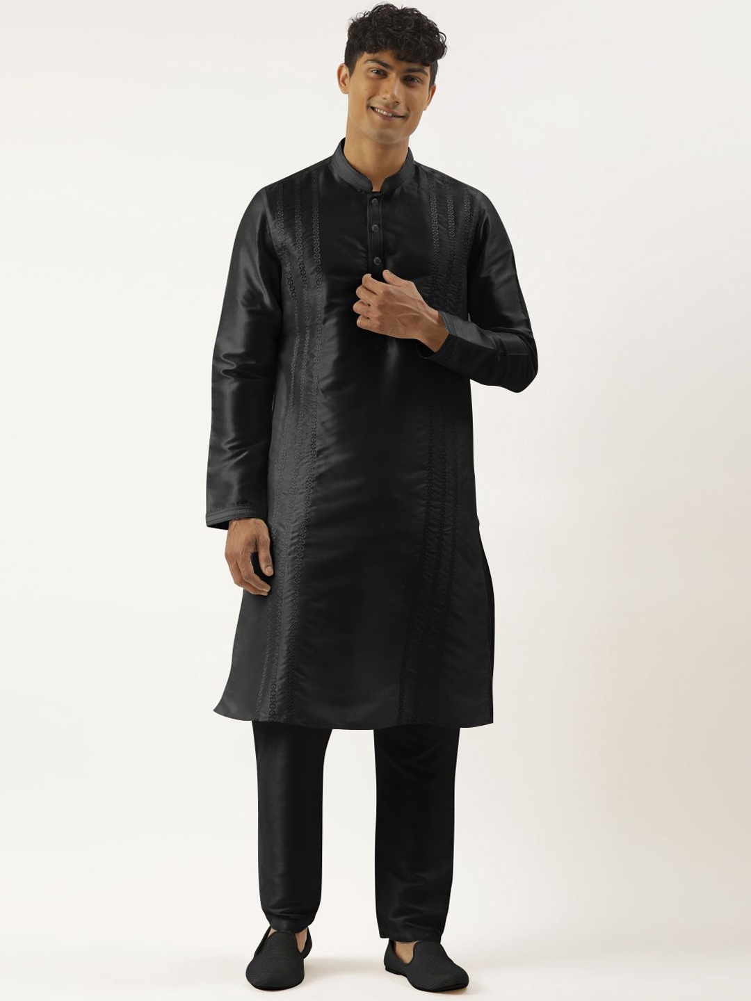 TheEthnic.Co Floral Embroidered Thread Work Mandarin Collar Straight Kurta With Trousers, Black
TheEthnic.Co Floral Embroidered Thread Work Mandarin Collar Straight Kurta With Trousers, Black