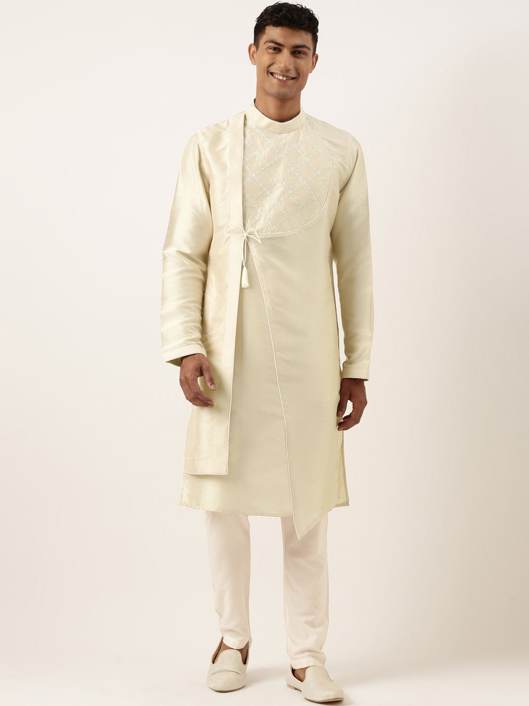 TheEthnic.Co Floral Embroidered Thread Work Band Collar Kurta With Pyjamas, Gold
TheEthnic.Co Floral Embroidered Thread Work Band Collar Kurta With Pyjamas, Gold