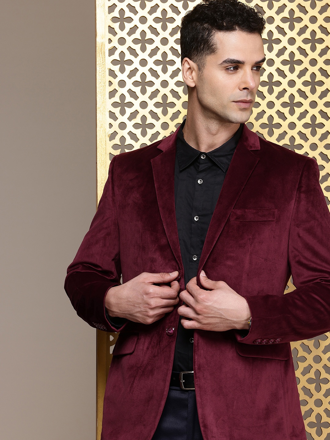 House of Pataudi Notched Lapel Single-Breasted Velvet Finish Jashn Party Blazer, Maroon
House of Pataudi Notched Lapel Single-Breasted Velvet Finish Jashn Party Blazer, Maroon