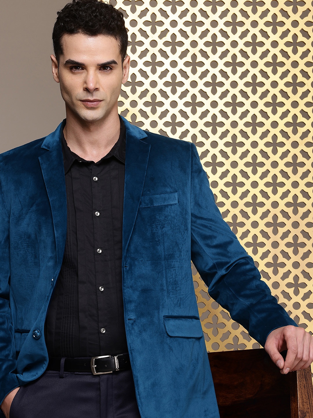 House of Pataudi Notched Lapel Single-Breasted Velvet Finish Jashn Party Blazer, Teal
House of Pataudi Notched Lapel Single-Breasted Velvet Finish Jashn Party Blazer, Teal
