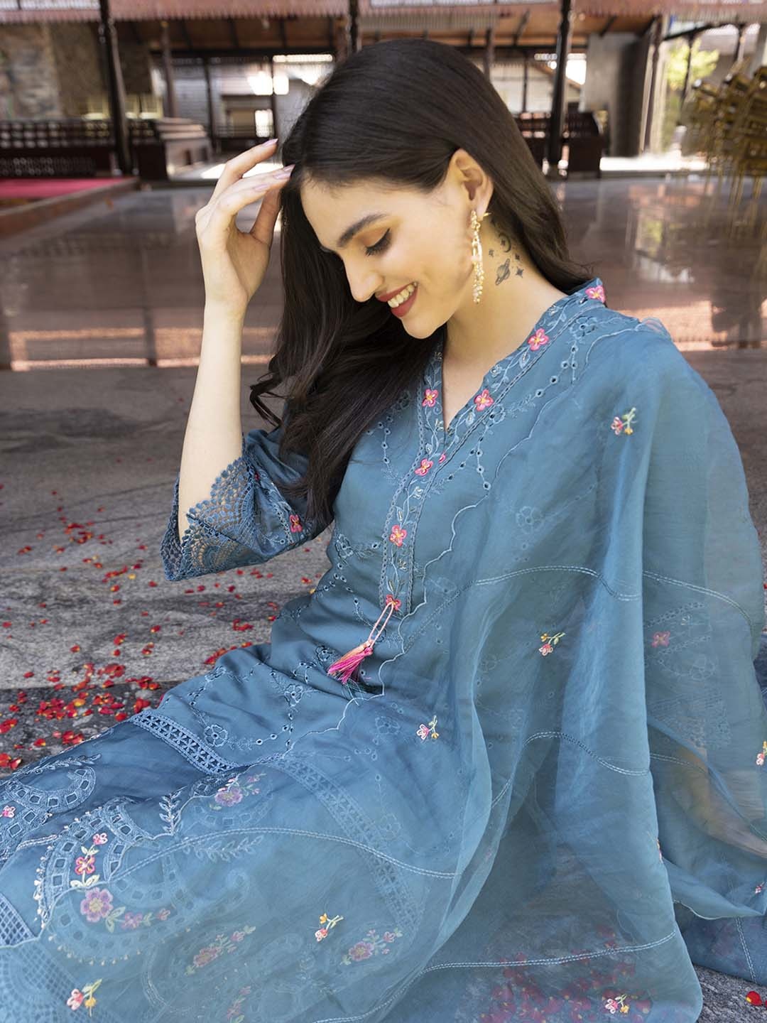 Ishin Floral Embroidered Regular Thread Work Pure Cotton Kurta with Trousers & Dupatta, Blue
Ishin Floral Embroidered Regular Thread Work Pure Cotton Kurta with Trousers & Dupatta, Blue