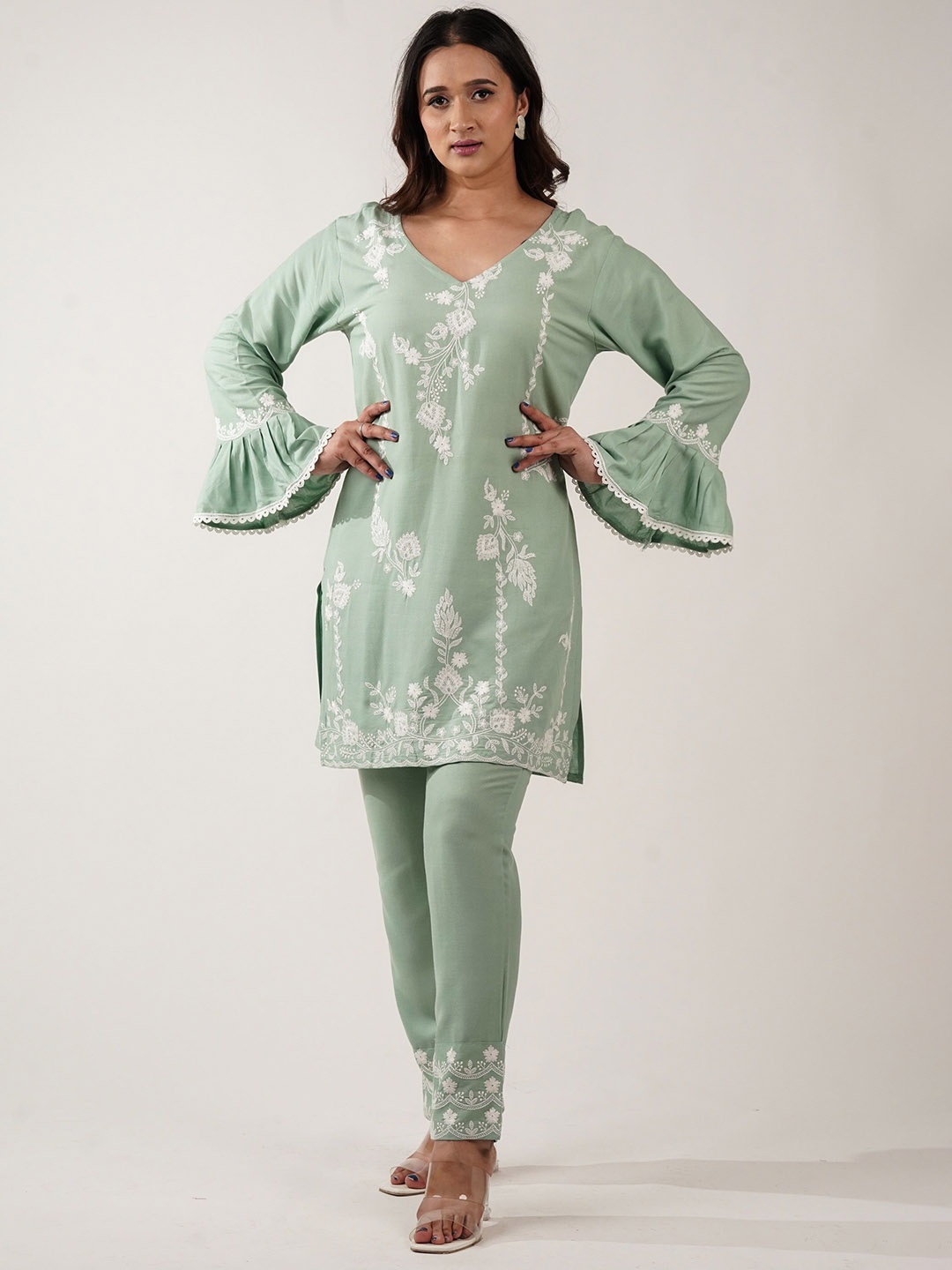 NoLabels Embroidered Thread Work Bell Sleeves V-Neck Casual Tunic With Trousers, Green
NoLabels Embroidered Thread Work Bell Sleeves V-Neck Casual Tunic With Trousers, Green