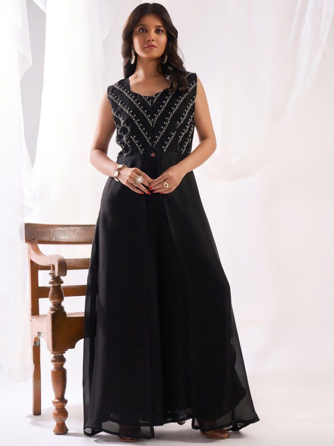 Ethnic Yard Embroidered Thread Work Round Neck Sleeveless Casual Kurta With Palazzos, Black
Ethnic Yard Embroidered Thread Work Round Neck Sleeveless Casual Kurta With Palazzos, Black