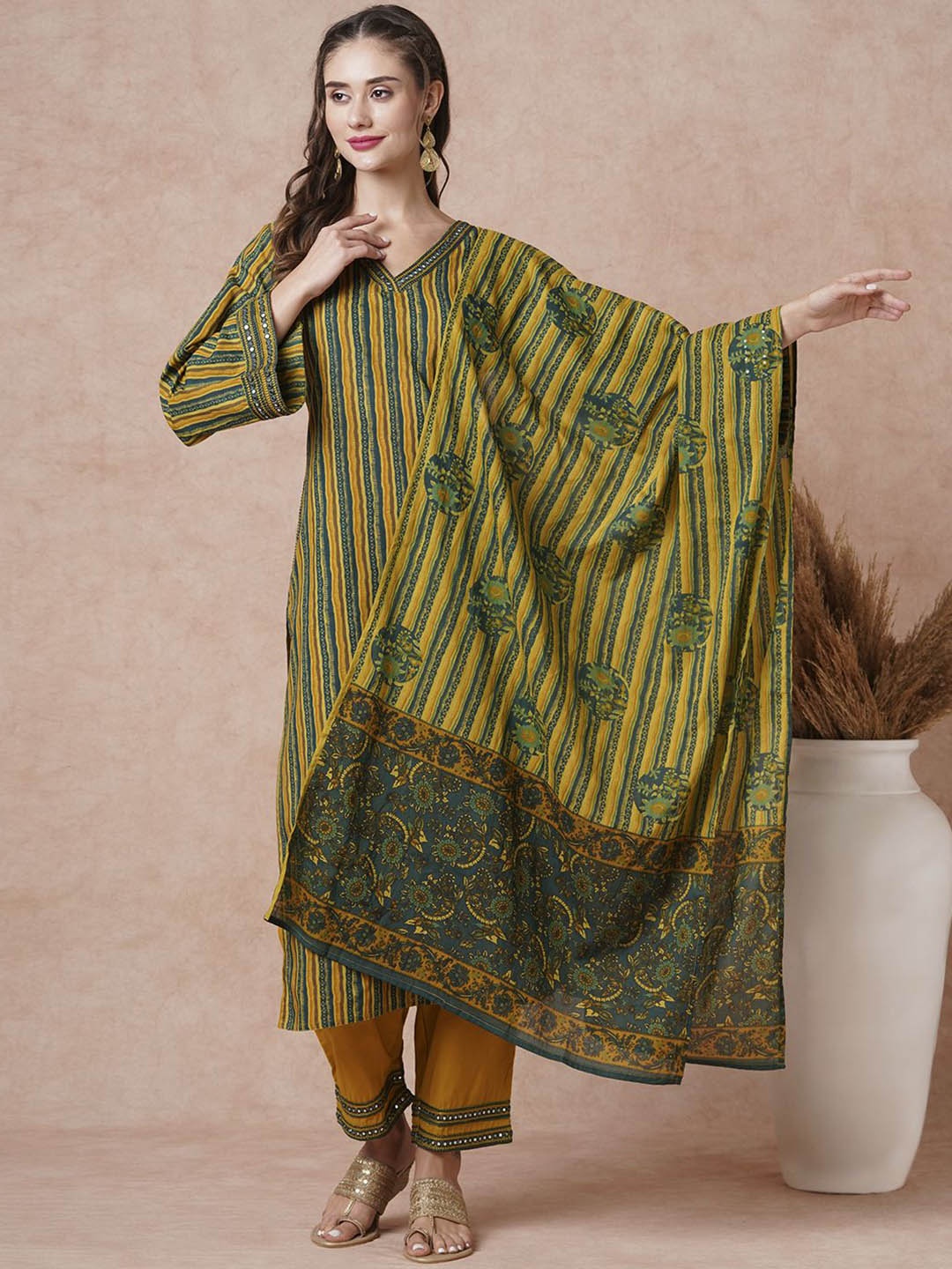FASHOR Women Floral Printed Regular Pure Cotton Kurta with Trousers & With Dupatta, Green
FASHOR Women Floral Printed Regular Pure Cotton Kurta with Trousers & With Dupatta, Green