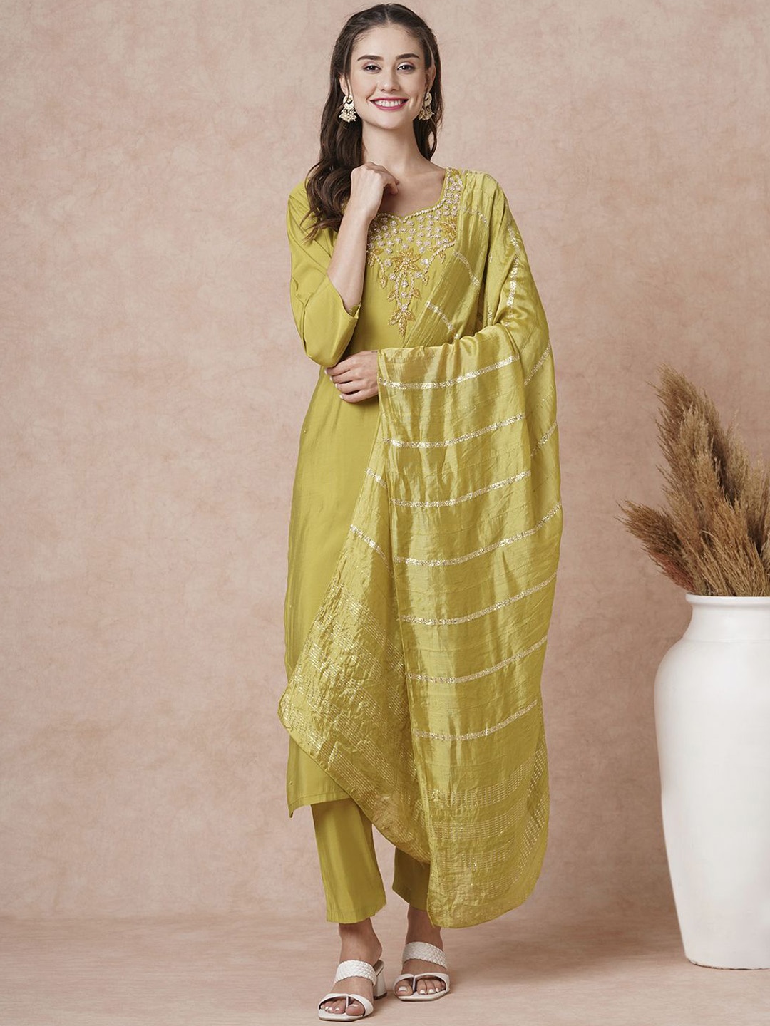 FASHOR Women Floral Embroidered Regular Zardozi Kurta with Trousers & With Dupatta, Green
FASHOR Women Floral Embroidered Regular Zardozi Kurta with Trousers & With Dupatta, Green