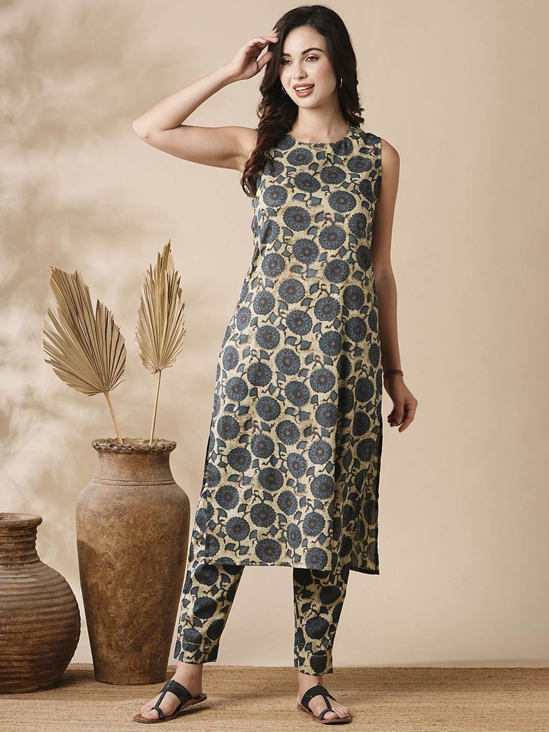 FASHOR Women Floral Printed Regular Thread Work Pure Cotton Kurta with Trousers, Teal
FASHOR Women Floral Printed Regular Thread Work Pure Cotton Kurta with Trousers, Teal
