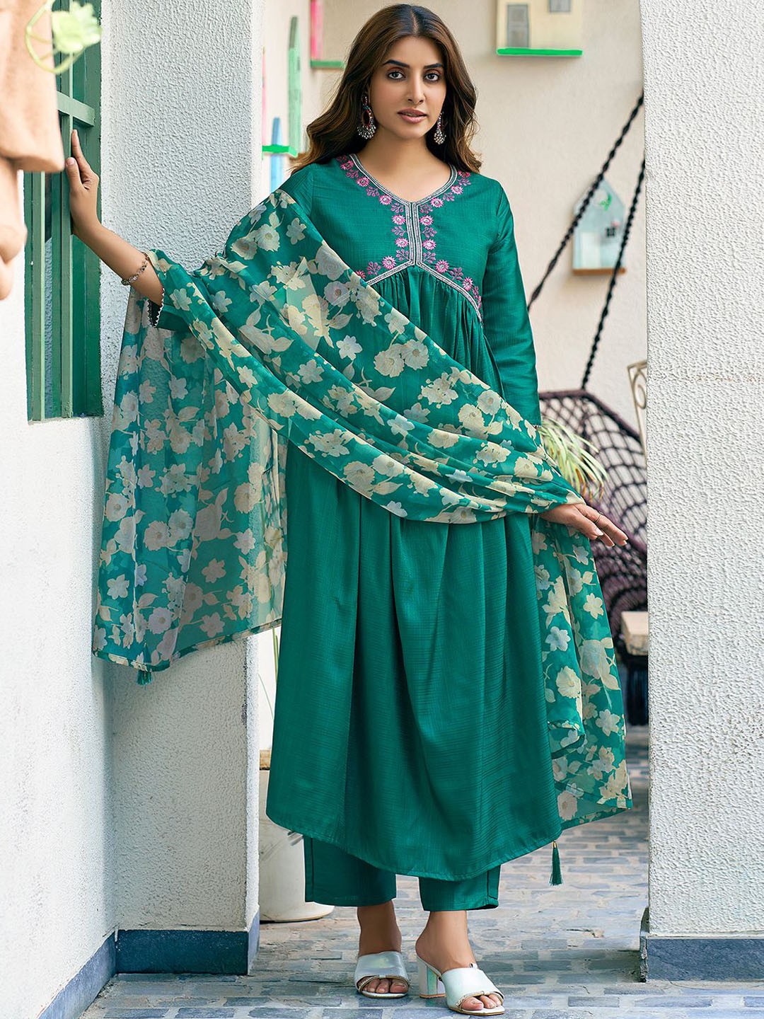 KALINI Women Floral Embroidered Regular Thread Work Kurta with Trousers & With Dupatta, Green
KALINI Women Floral Embroidered Regular Thread Work Kurta with Trousers & With Dupatta, Green