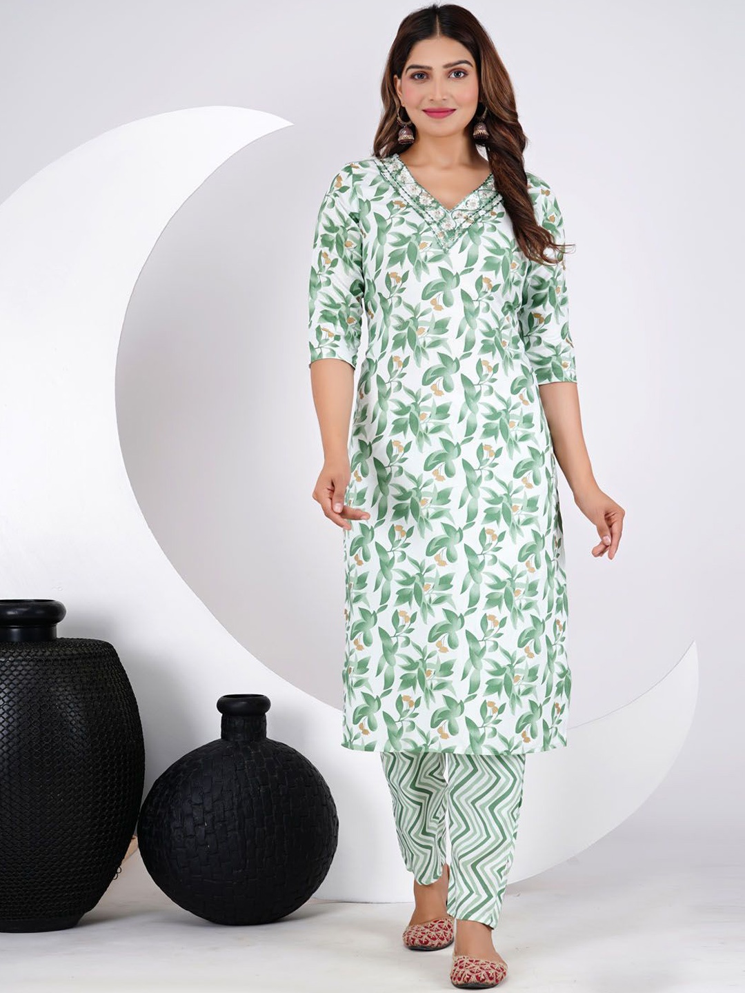 Meena Bazaar Floral Printed V-Neck Regular Straight Kurta With Trousers, Green
Meena Bazaar Floral Printed V-Neck Regular Straight Kurta With Trousers, Green