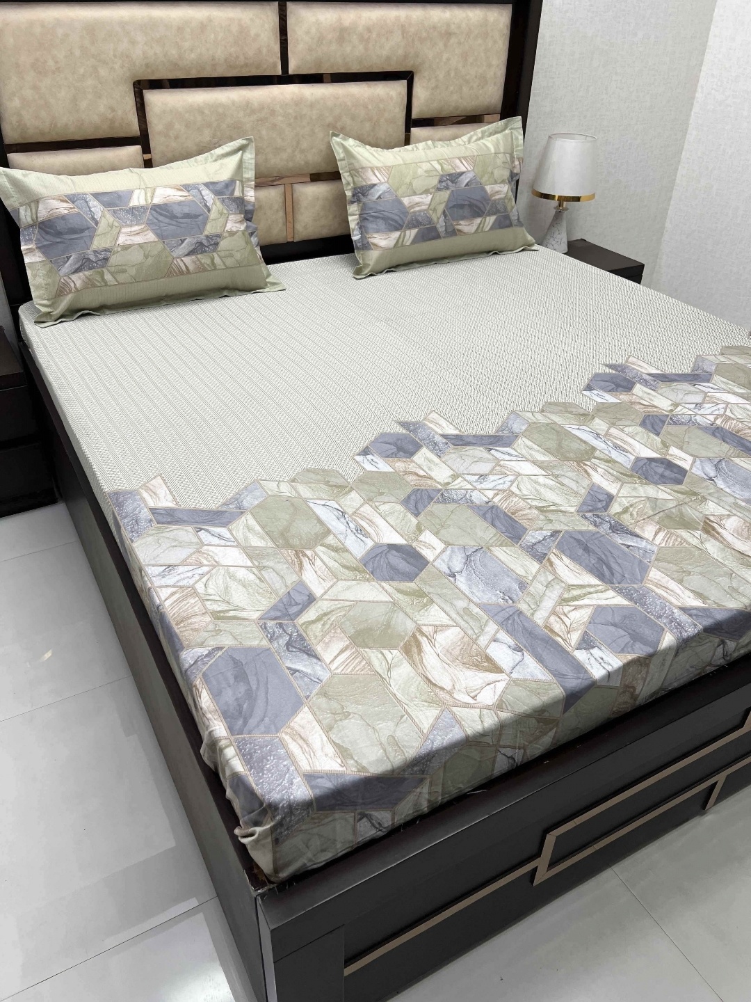Pure Decor Royal Majestic Green Printed Pure Cotton 400 TC King Bedsheet & 2 Pillow Covers
Pure Decor Royal Majestic Green Printed Pure Cotton 400 TC King Bedsheet & 2 Pillow Covers