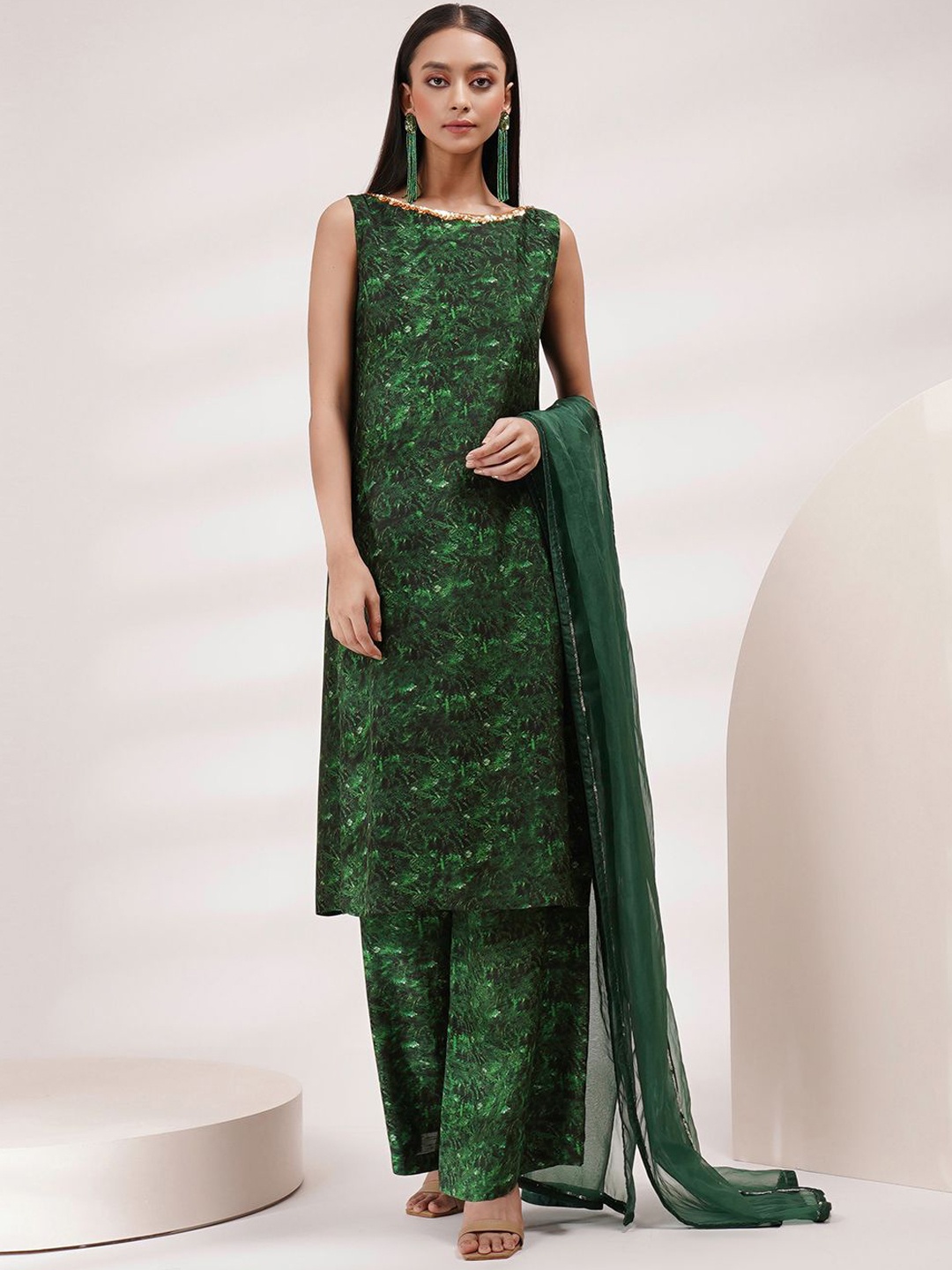 Breathe by Aakanksha Singh Floral Printed Regular Kurta with Trousers & With Dupatta, Green
Breathe by Aakanksha Singh Floral Printed Regular Kurta with Trousers & With Dupatta, Green