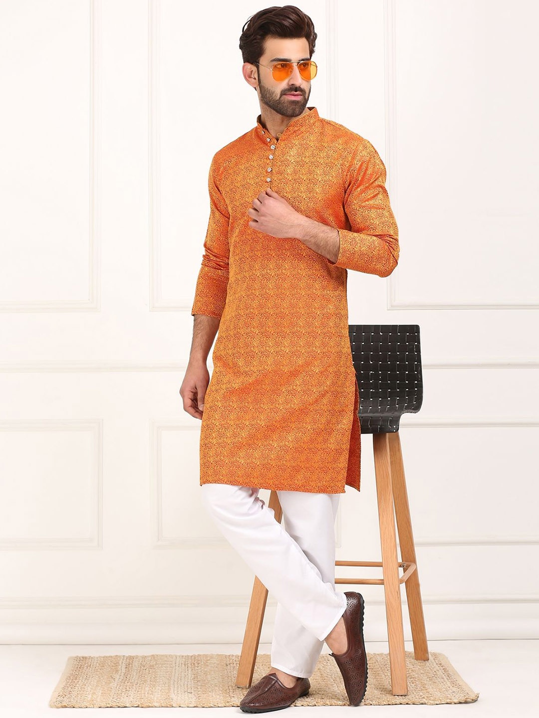 Sydney Heights Floral Woven Design Thread Work Mandarin Collar Straight Kurta With Pyjamas, Maroon
Sydney Heights Floral Woven Design Thread Work Mandarin Collar Straight Kurta With Pyjamas, Maroon
