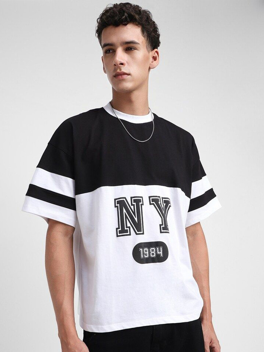FOREVER 21 Men Colourblocked Monochrome Applique T-shirt, White 
FOREVER 21 Men Colourblocked Monochrome Applique T-shirt, White