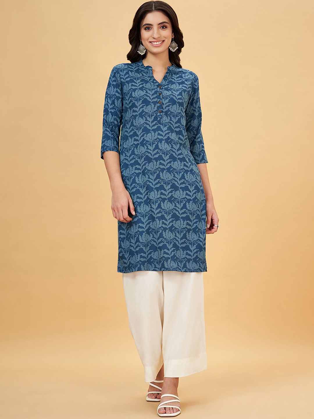 RANGMANCH BY PANTALOONS Mandarin Collar Ethnic Motifs Printed Straight Kurta, Blue
RANGMANCH BY PANTALOONS Mandarin Collar Ethnic Motifs Printed Straight Kurta, Blue