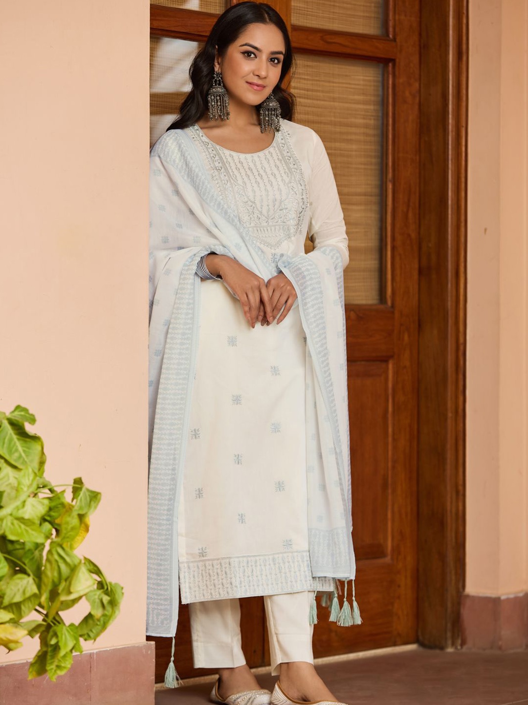 WOMEN PLUS Floral Embroidered Regular Thread Work Kurta with Trousers & Dupatta, White
WOMEN PLUS Floral Embroidered Regular Thread Work Kurta with Trousers & Dupatta, White