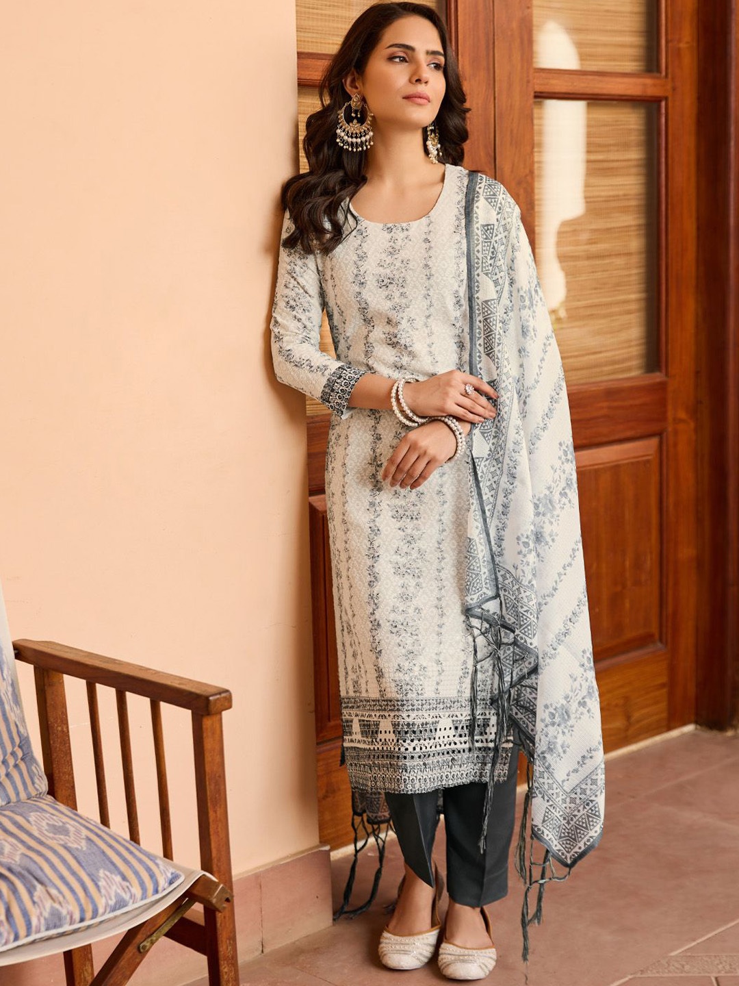 WOMEN PLUS Floral Embroidered Regular Thread Work Kurta with Trousers & Dupatta, White
WOMEN PLUS Floral Embroidered Regular Thread Work Kurta with Trousers & Dupatta, White