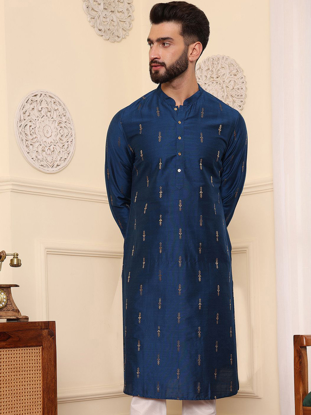 DEYANN Mandarin Collar Long Sleeves Ethnic Motifs Printed Thread Work Straight Kurta, Blue
DEYANN Mandarin Collar Long Sleeves Ethnic Motifs Printed Thread Work Straight Kurta, Blue