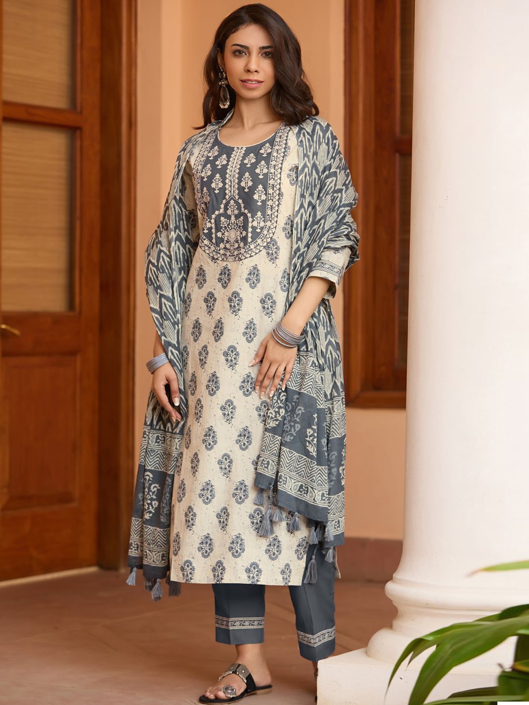 WOMEN PLUS Printed Thread Work Pure Cotton Straight Kurta With Trousers & Dupatta, White
WOMEN PLUS Printed Thread Work Pure Cotton Straight Kurta With Trousers & Dupatta, White