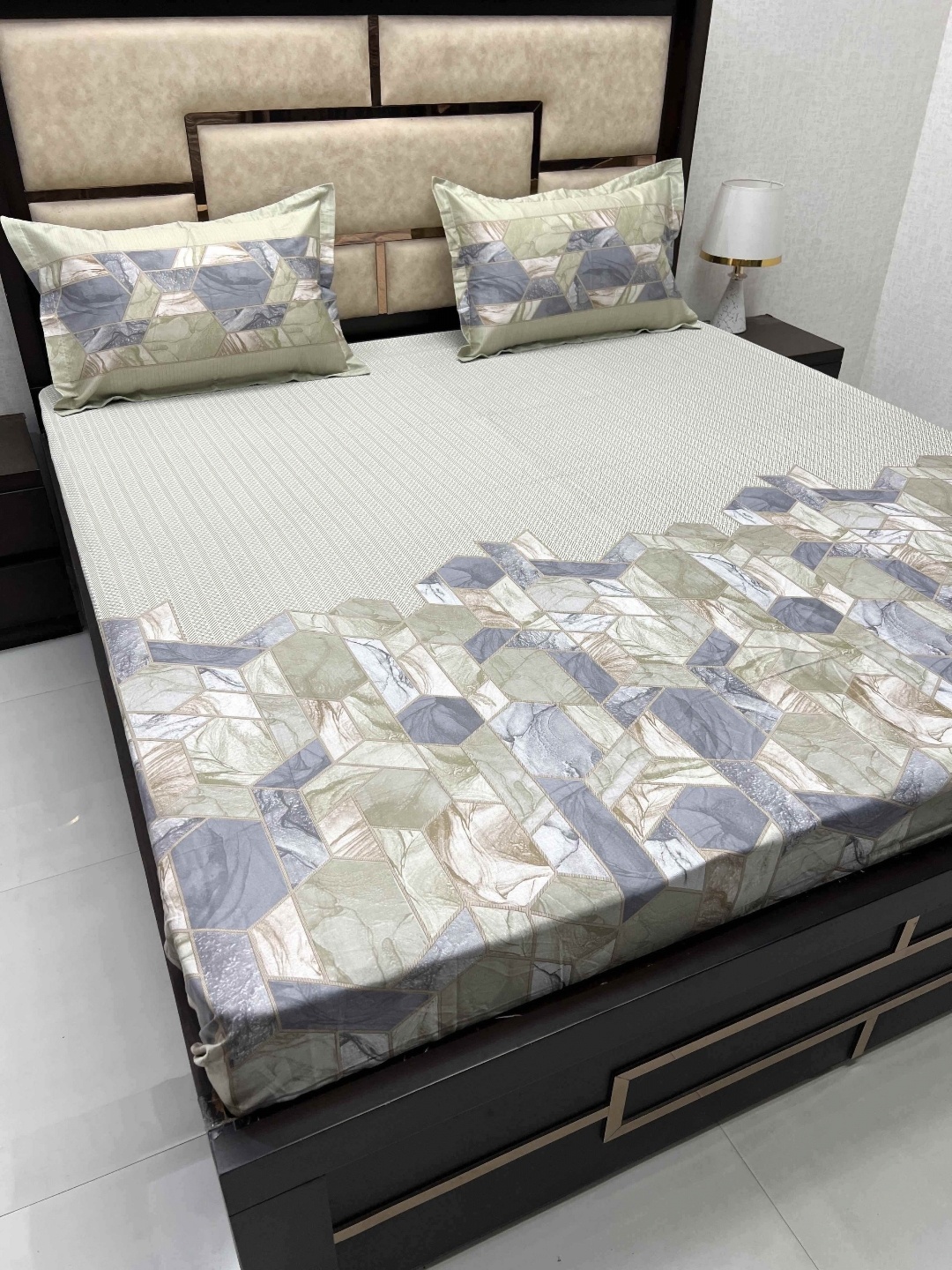 Pure Decor Green & Grey Geometric 350 TC Pure Cotton King Bedsheet with 2 Pillow Covers
Pure Decor Green & Grey Geometric 350 TC Pure Cotton King Bedsheet with 2 Pillow Covers