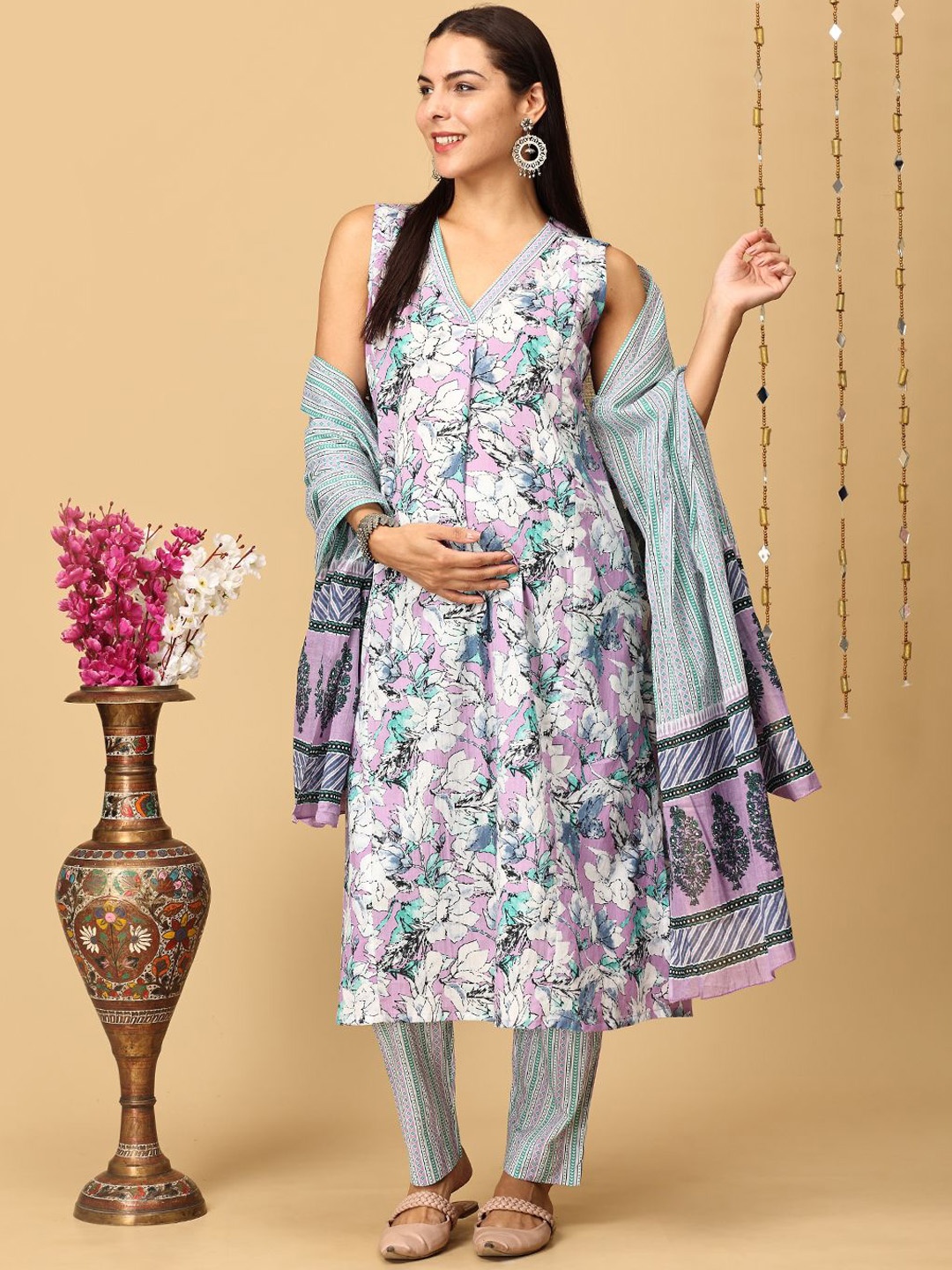 The Mom Store Floral Printed Regular Pure Cotton Maternity Kurta with Pyjamas & Dupatta, Lavender
The Mom Store Floral Printed Regular Pure Cotton Maternity Kurta with Pyjamas & Dupatta, Lavender