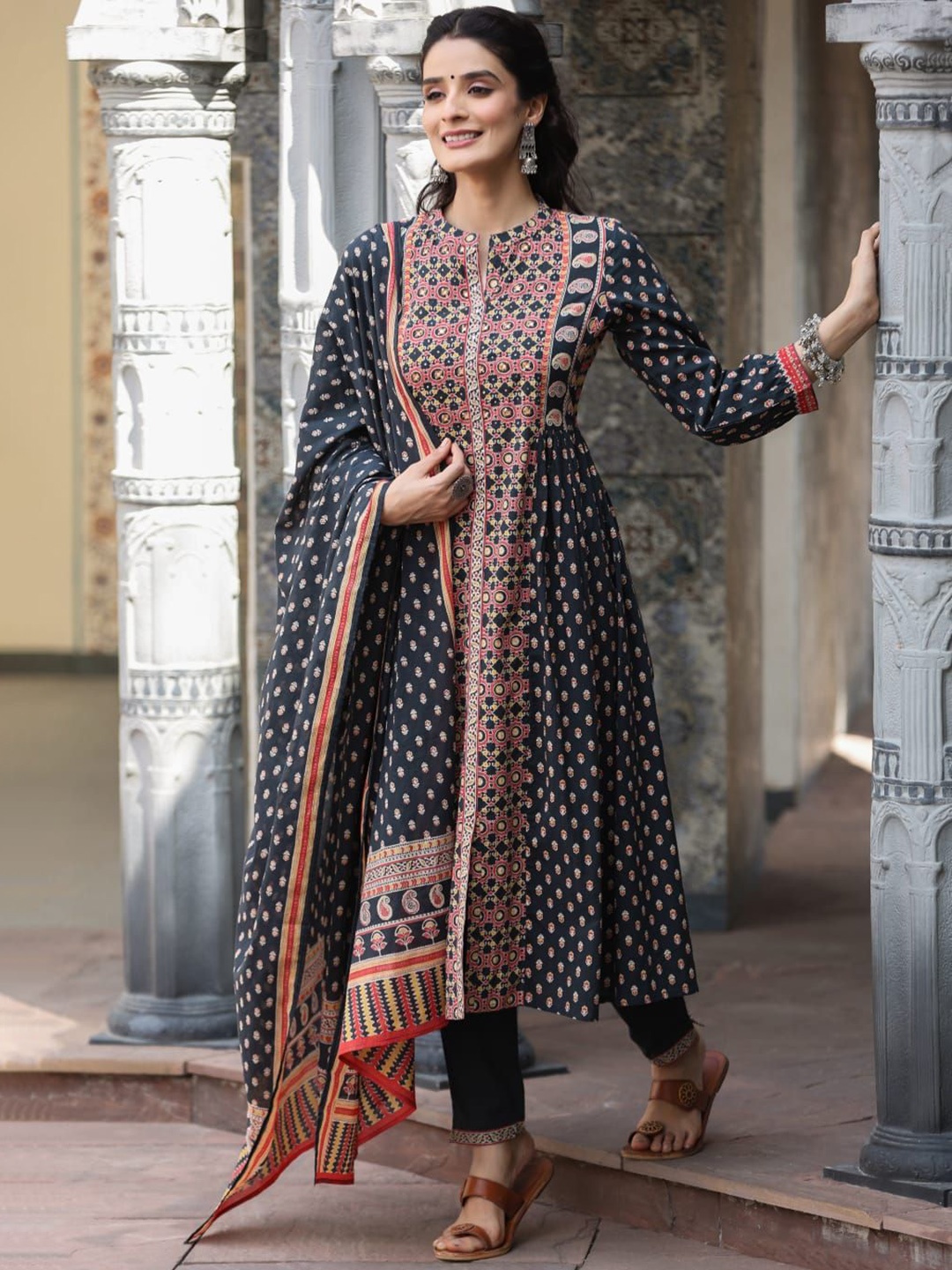 AUTUMN LANE Ethnic Motifs Printed Mandarin Collar Cotton Kurta With Trousers & Dupatta, Black
AUTUMN LANE Ethnic Motifs Printed Mandarin Collar Cotton Kurta With Trousers & Dupatta, Black