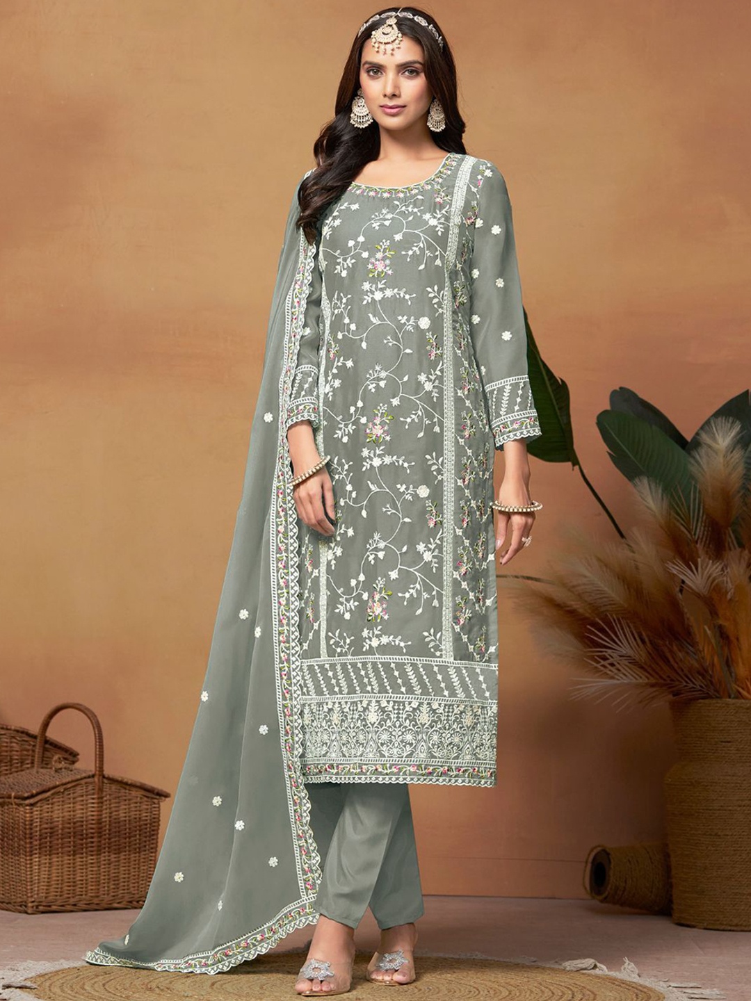 ODETTE Women Floral Embroidered Regular Thread Work Kurta with Trousers & With Dupatta, Grey
ODETTE Women Floral Embroidered Regular Thread Work Kurta with Trousers & With Dupatta, Grey