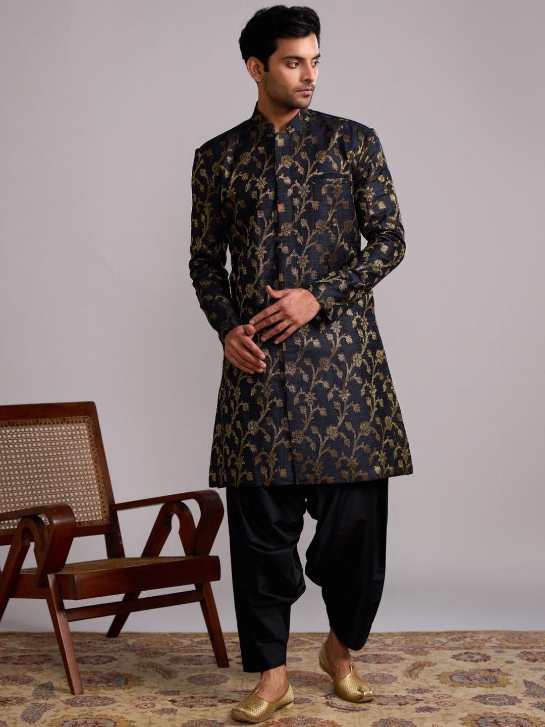 Abhishti Ethnic Motifs Mandarin Collar Long Sleeves Straight Kurta with Trousers, Black
Abhishti Ethnic Motifs Mandarin Collar Long Sleeves Straight Kurta with Trousers, Black