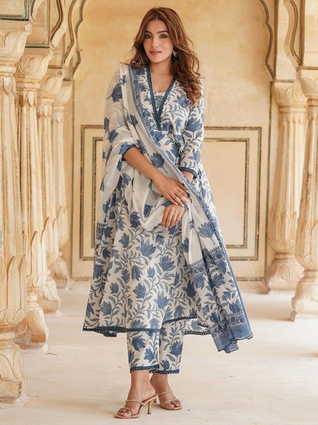 PARTHVI Floral Printed Regular Gotta Patti Pure Cotton Kurta with Trousers WithDupatta, Blue
PARTHVI Floral Printed Regular Gotta Patti Pure Cotton Kurta with Trousers WithDupatta, Blue