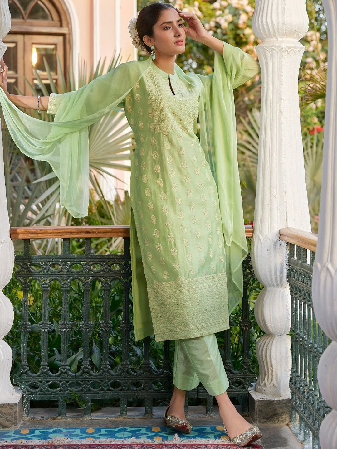 WOMEN PLUS Women Floral Embroidered Regular Thread Work Kurta with Trousers & With Dupatta, Green
WOMEN PLUS Women Floral Embroidered Regular Thread Work Kurta with Trousers & With Dupatta, Green
