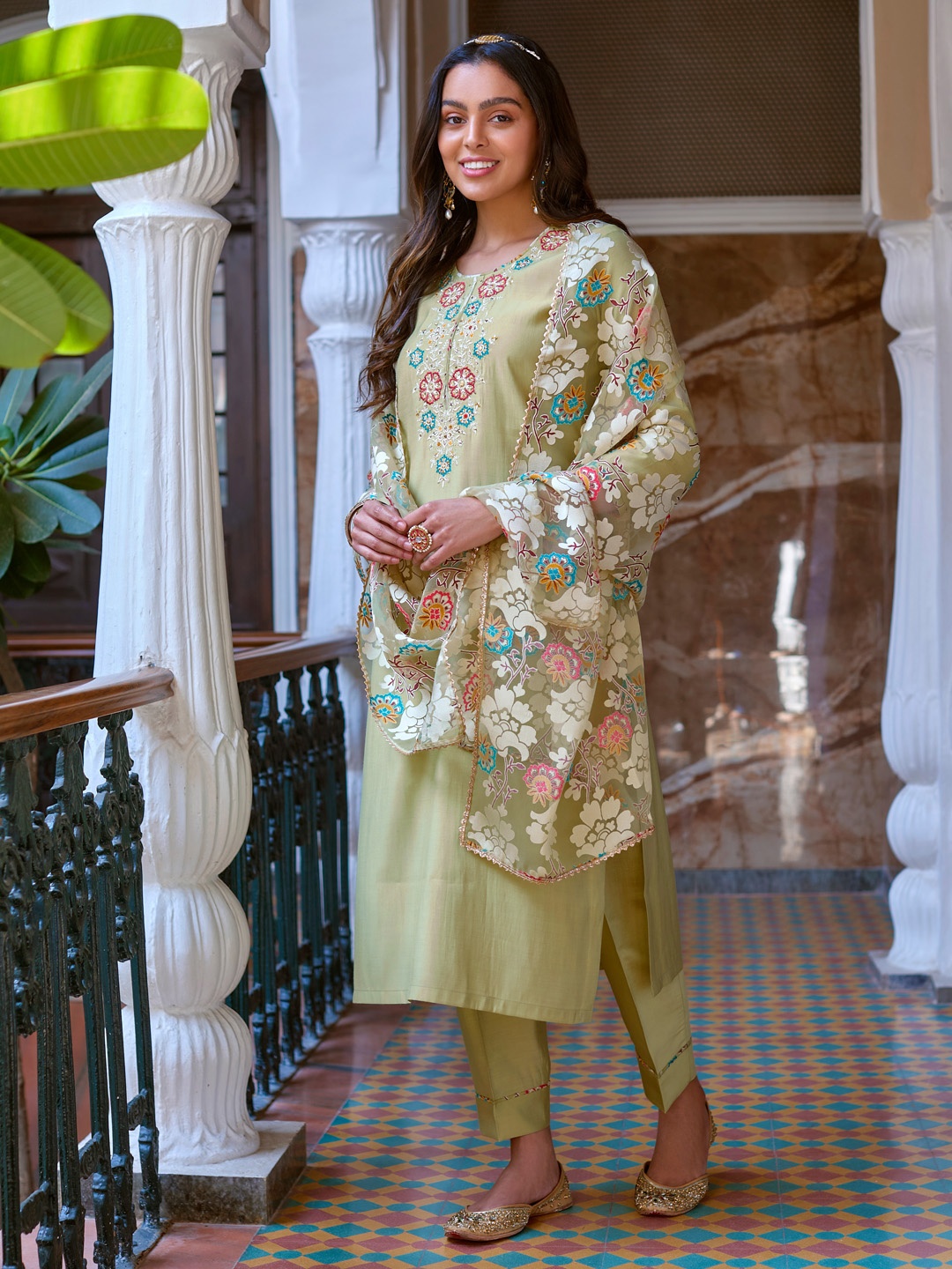 WOMEN PLUS Women Floral Yoke Design Regular Thread Work Kurta with Trousers & With Dupatta, Green
WOMEN PLUS Women Floral Yoke Design Regular Thread Work Kurta with Trousers & With Dupatta, Green