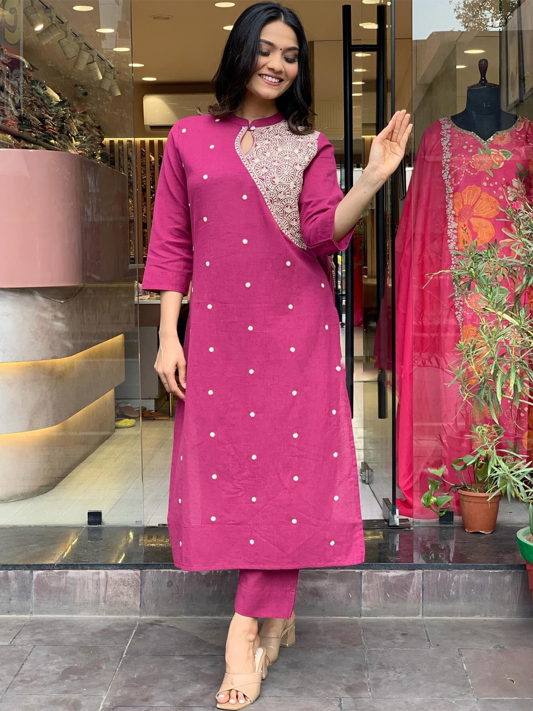 Anni Designer Floral Embroidered Mandarin Collar Thread Work Kurta With Trousers, Pink
Anni Designer Floral Embroidered Mandarin Collar Thread Work Kurta With Trousers, Pink