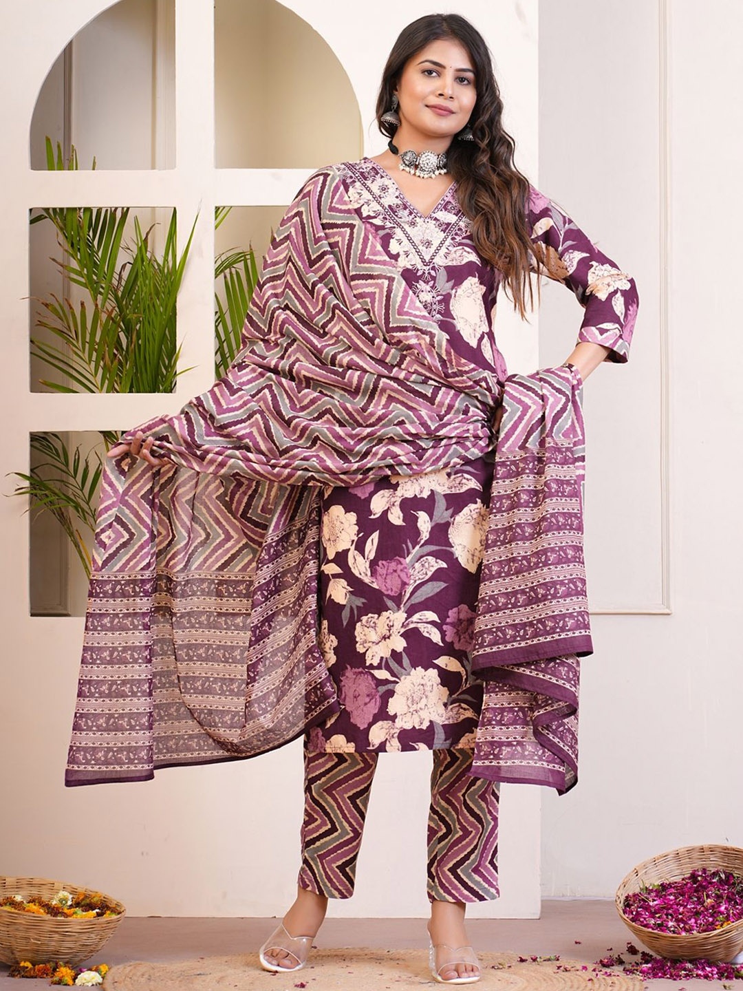 GULABI LEAF Floral Printed Regular Pure Cotton Kurta with Trousers & With Dupatta, Purple
GULABI LEAF Floral Printed Regular Pure Cotton Kurta with Trousers & With Dupatta, Purple