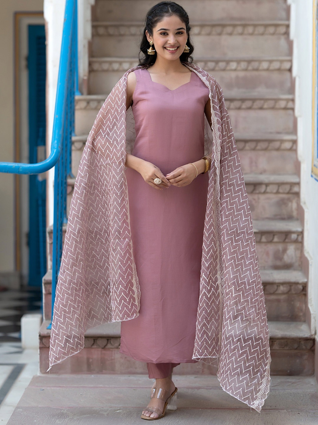 ASPORA Sweetheart Neck Regular Thread Work Pure Silk Kurta With Trousers & Dupatta, Pink
ASPORA Sweetheart Neck Regular Thread Work Pure Silk Kurta With Trousers & Dupatta, Pink