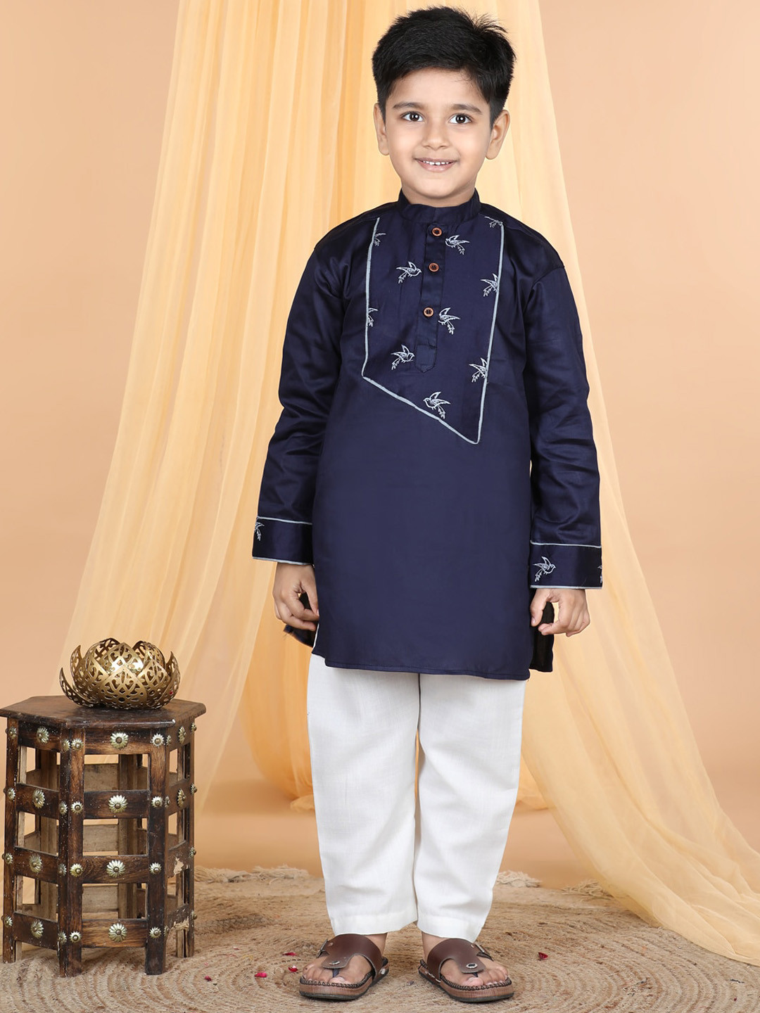 Sangria Boys Blue Embroidered Mandarin Collar Pure Cotton Straight Kurta With Trousers
Sangria Boys Blue Embroidered Mandarin Collar Pure Cotton Straight Kurta With Trousers