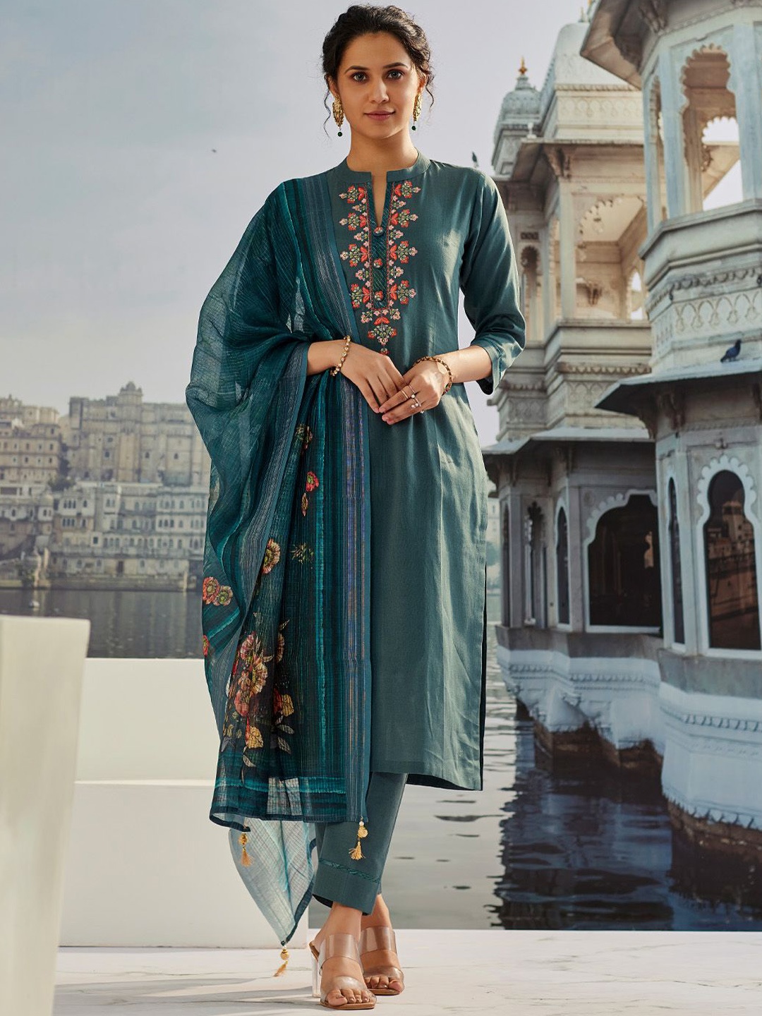 WOMEN PLUS Floral Embroidered Regular Thread Work Kurta With Trousers & Dupatta, Green
WOMEN PLUS Floral Embroidered Regular Thread Work Kurta With Trousers & Dupatta, Green