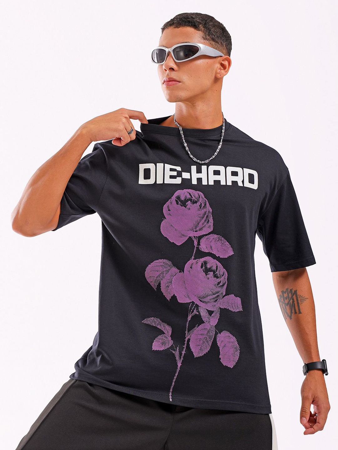 The Indian Garage Co Men Graphic Printed Boxy Oversized Round Neck T-shirt, Black
The Indian Garage Co Men Graphic Printed Boxy Oversized Round Neck T-shirt, Black