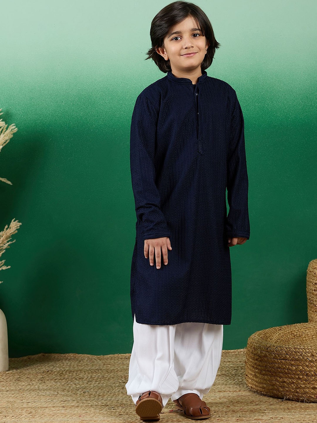 Sangria Boys Blue Geometric Embroidered Mandarin Collar Chikankari Cotton Straight Kurta
Sangria Boys Blue Geometric Embroidered Mandarin Collar Chikankari Cotton Straight Kurta