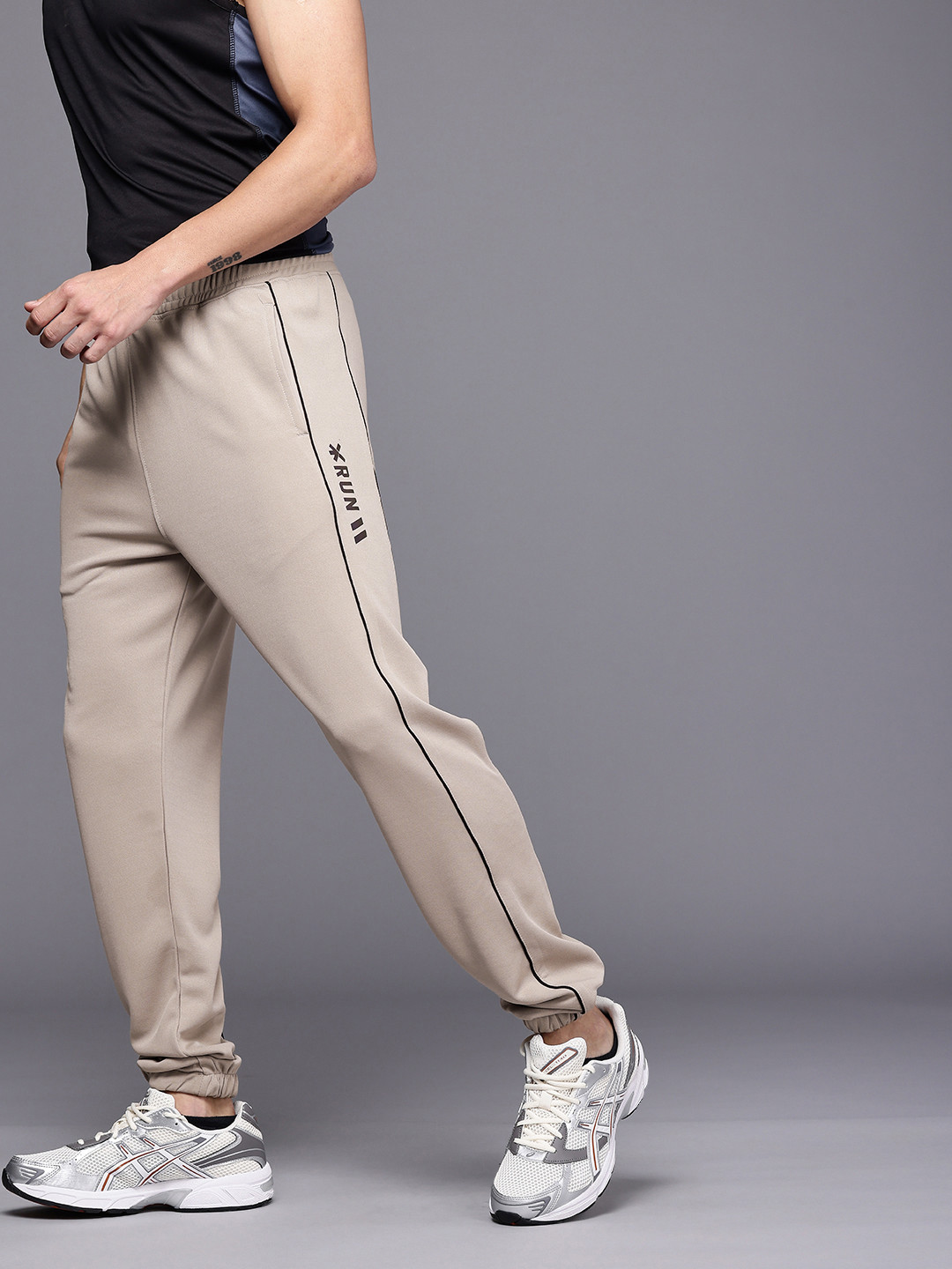 HRX by Hrithik Roshan Men Run On Clouds Trailtrackers Rapid-Dry Running Joggers, Beige
HRX by Hrithik Roshan Men Run On Clouds Trailtrackers Rapid-Dry Running Joggers, Beige