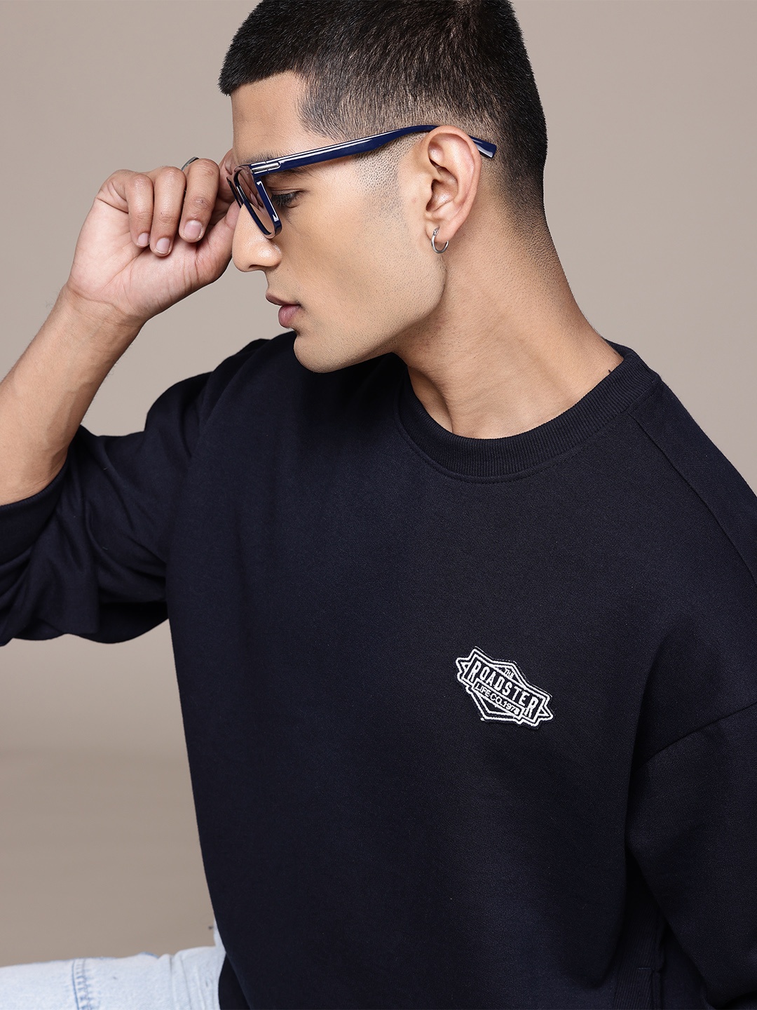 The Roadster Lifestyle Co. Applique Detail Drop-Shoulder Sleeves Relaxed Sweatshirt, Navy blue
The Roadster Lifestyle Co. Applique Detail Drop-Shoulder Sleeves Relaxed Sweatshirt, Navy blue