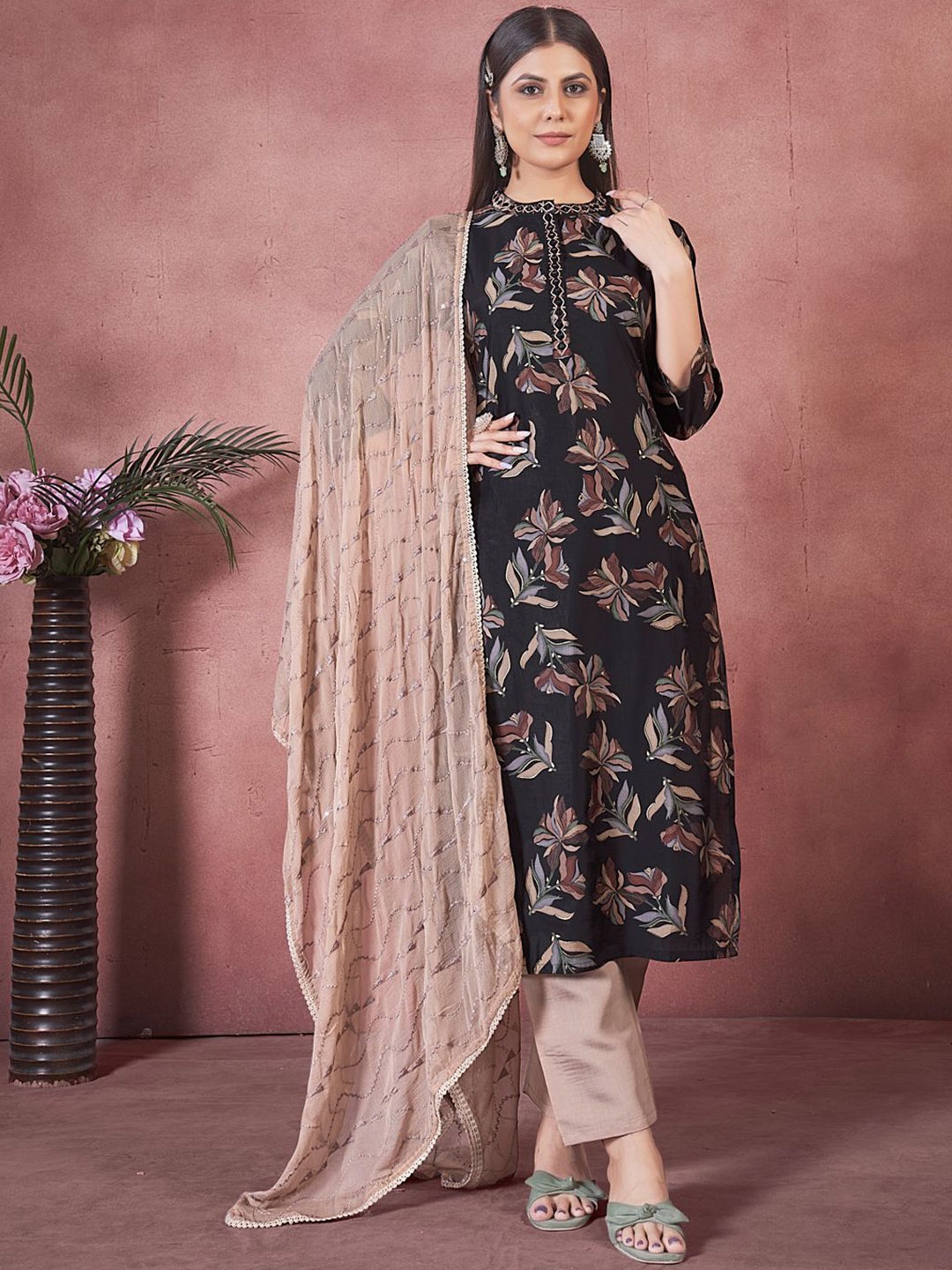 STYLE SAMSARA Floral Printed Regular Mirror Work Straight Kurta With Trousers & Dupatta, Black
STYLE SAMSARA Floral Printed Regular Mirror Work Straight Kurta With Trousers & Dupatta, Black