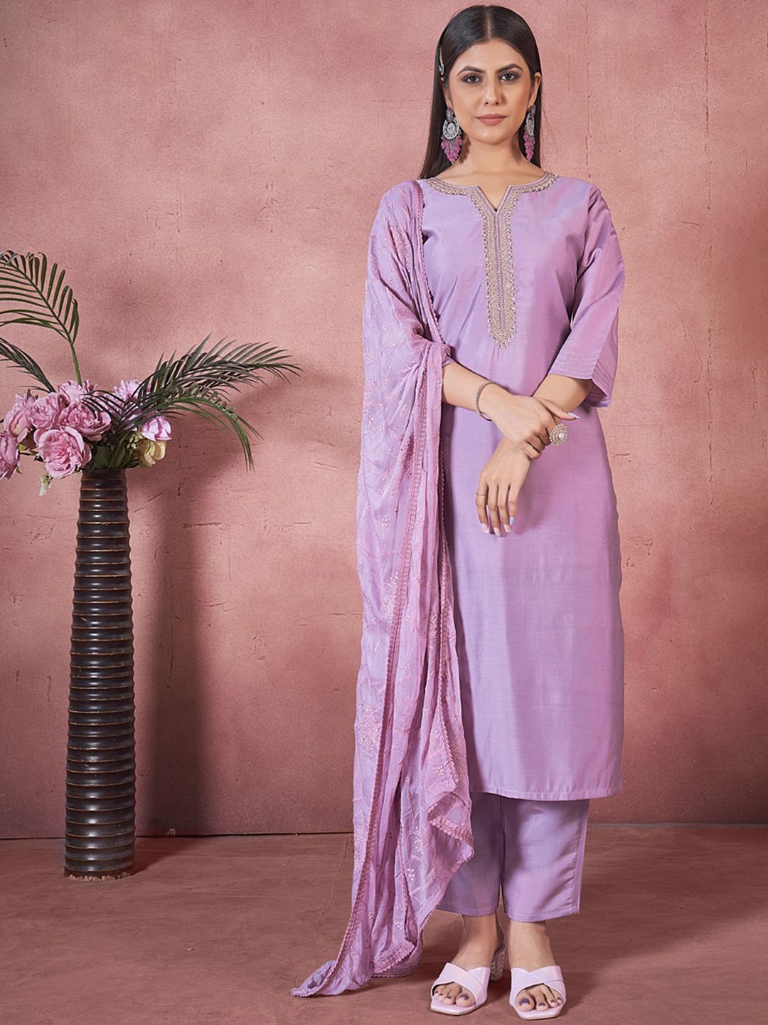 MINGORA Floral Yoke Design Beads and Stones Straight Kurta & Trousers & Dupatta, Lavender
MINGORA Floral Yoke Design Beads and Stones Straight Kurta & Trousers & Dupatta, Lavender