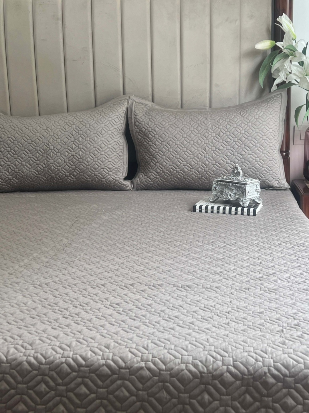 Sadyaska Grey Geometric Reversible Cotton Double King Bed Cover & 2 Pillow Covers
Sadyaska Grey Geometric Reversible Cotton Double King Bed Cover & 2 Pillow Covers