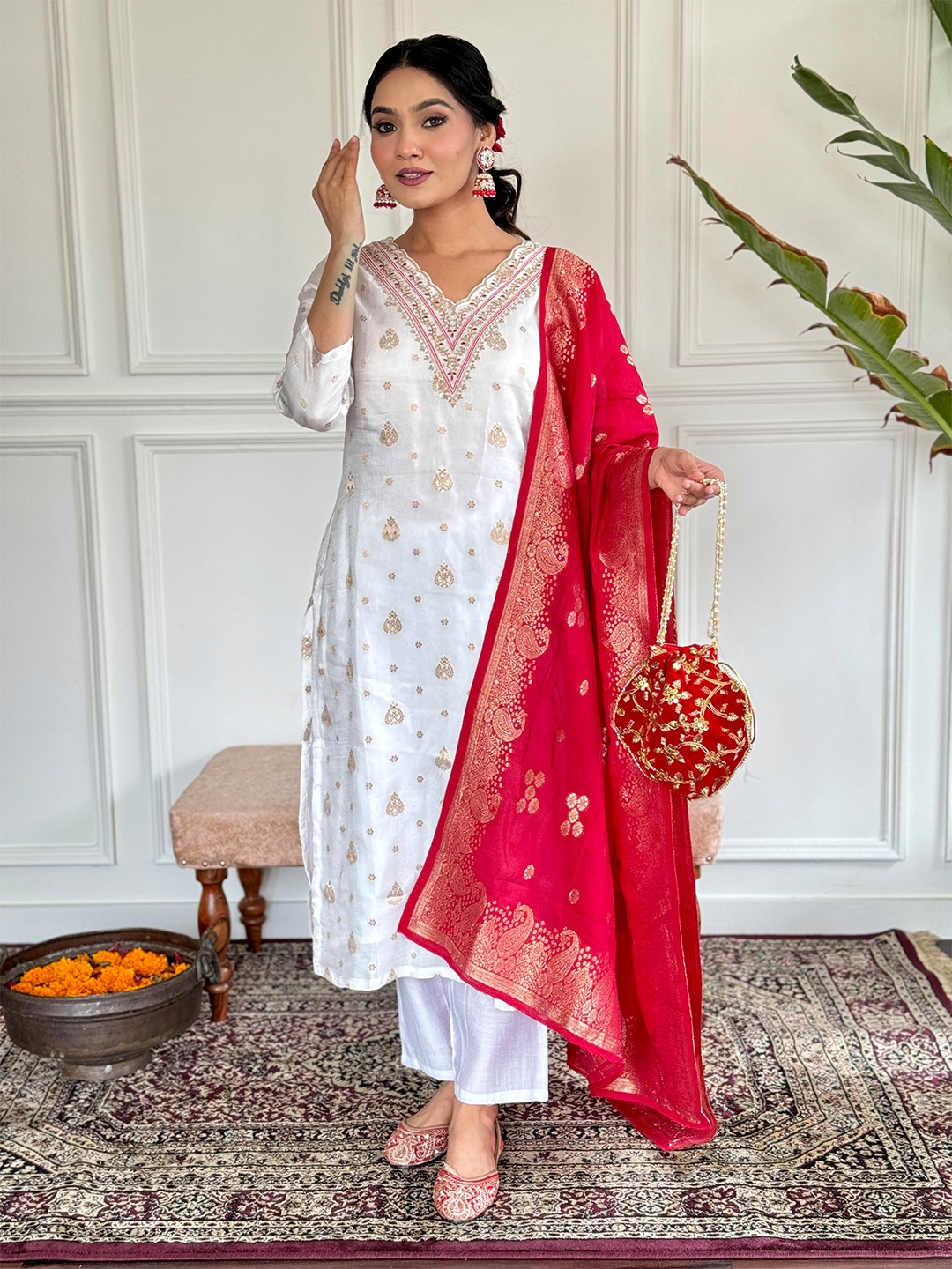 KALINI Floral Embroidered Regular Thread Work Kurta with Trousers & With Dupatta, White
KALINI Floral Embroidered Regular Thread Work Kurta with Trousers & With Dupatta, White